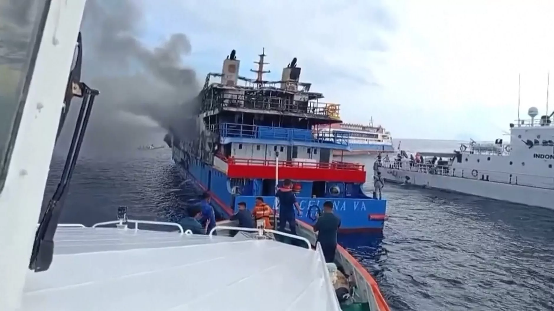 Kapal feri Indonesia KM Barcelona terbakar, 5 tewas, 568 berhasil diselamatkan