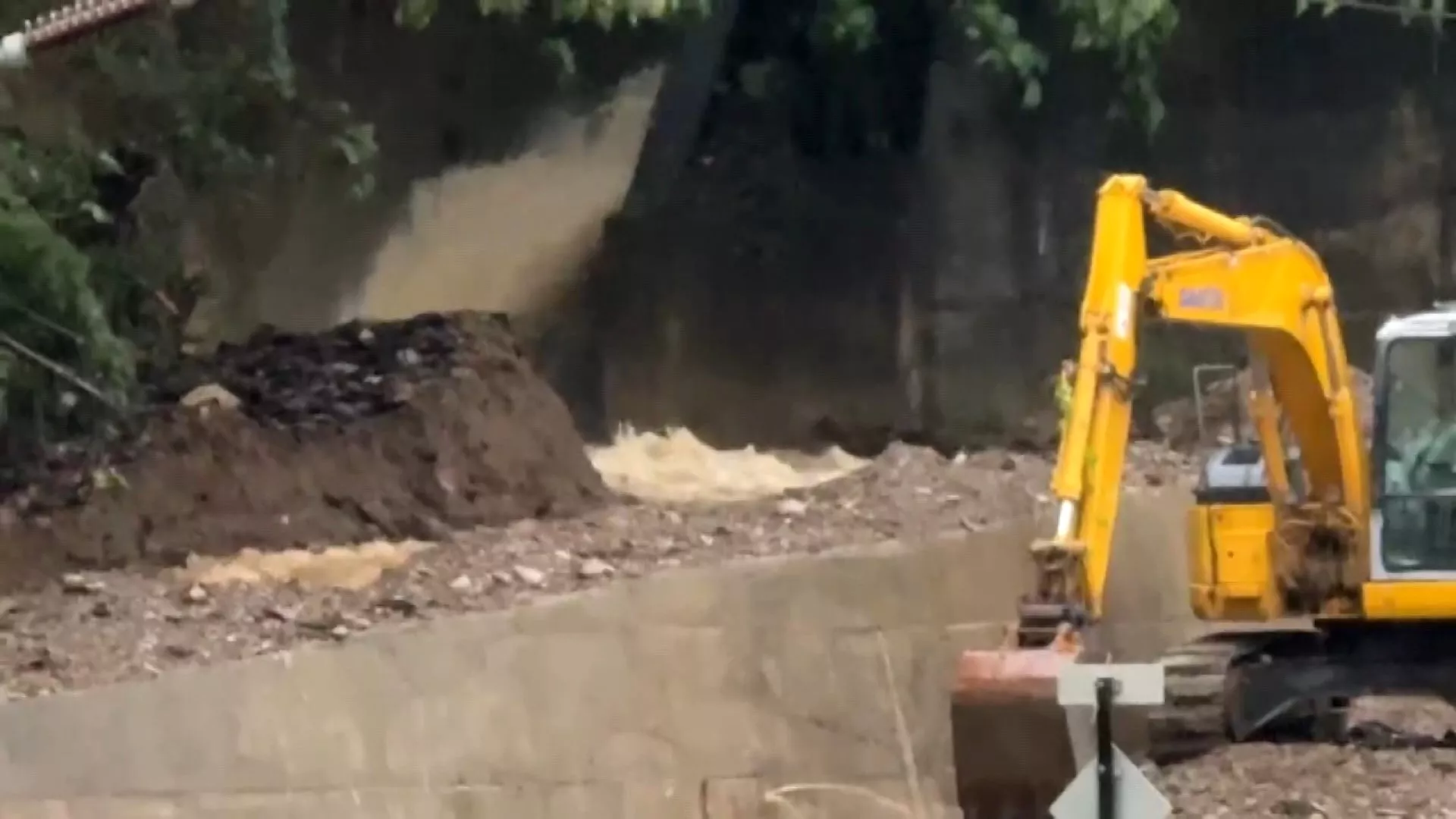 Rel, jalan provinsial Taitung terputus akibat hujan deras, longsor di Desa Shangwu