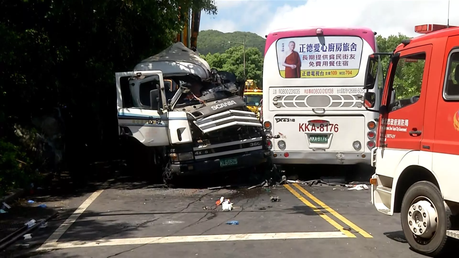 Truk dan bus bertabrakan, 1 penumpang tewas, 14 orang terluka