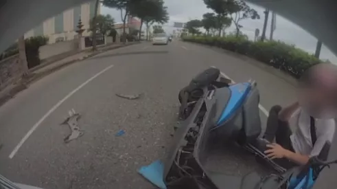 若像騎車掰手機挵著汽車摔倒 1男性受罰1千