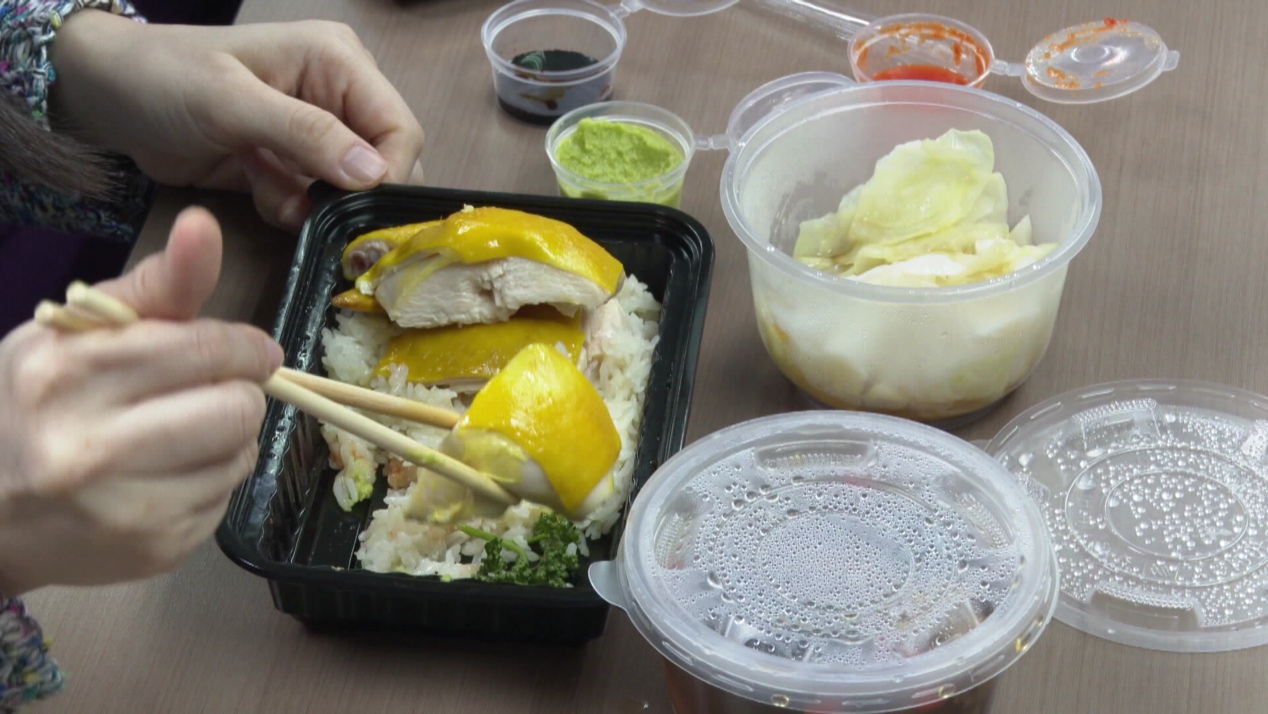 一張含有 食物, 餐點, 人員, 乳品店 的圖片
自動產生的描述