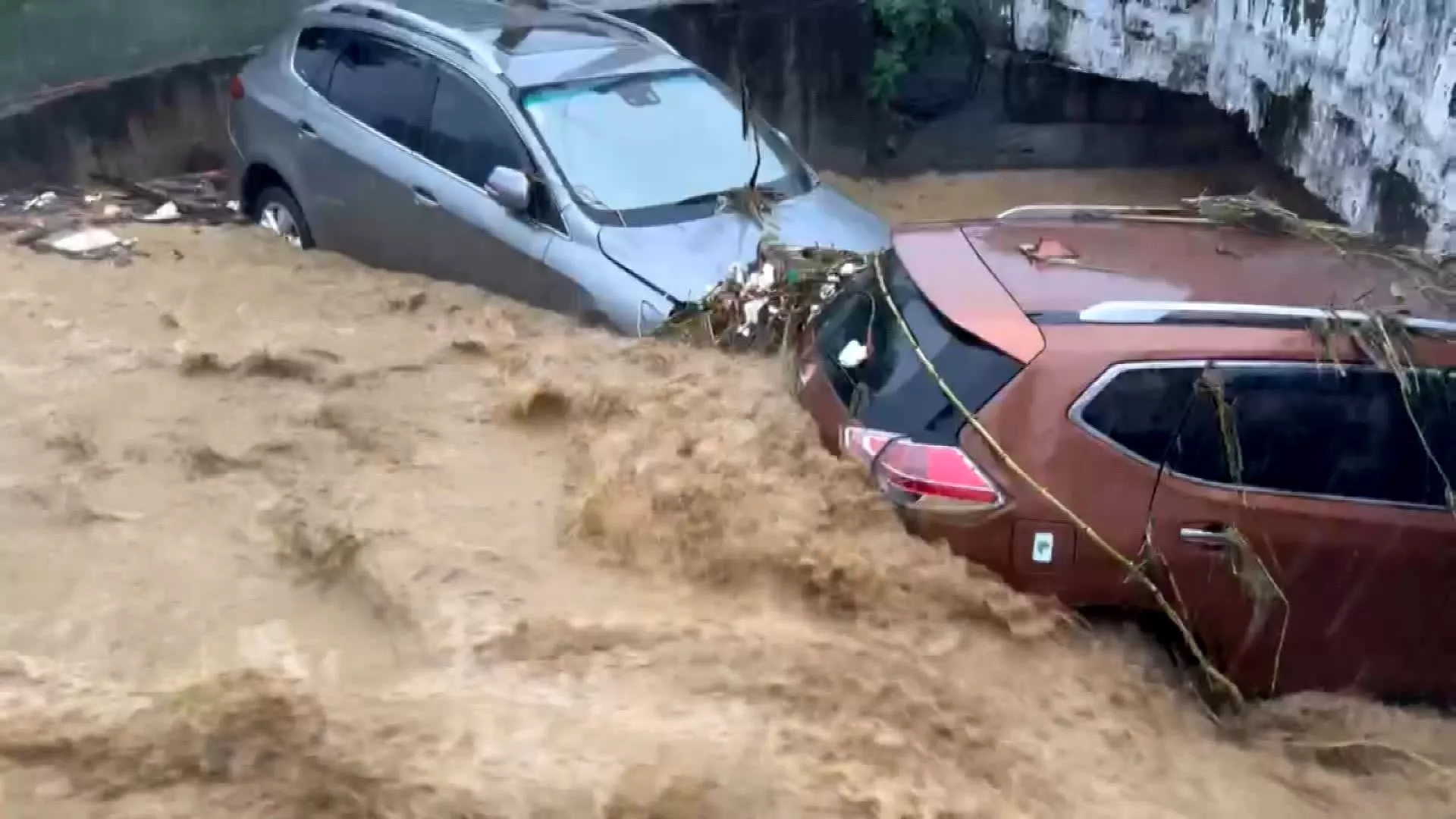 Hujan berkelanjutan menyeret 6 unit mobil ke gorong-gorong di bawah jembatan