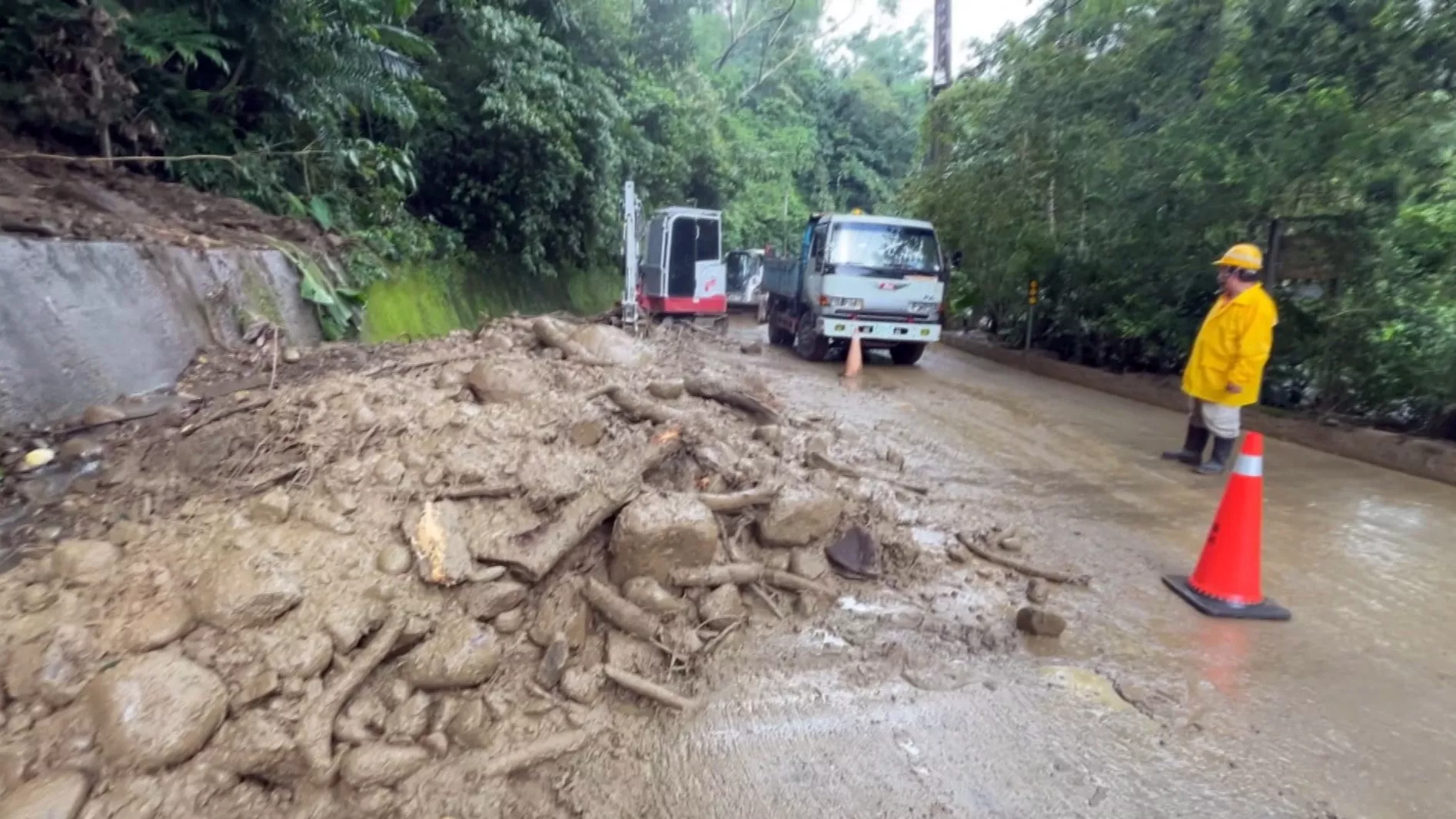 Hujan deras menerpa wilayah sentral dan selatan, longsor di sejumlah pegunungan