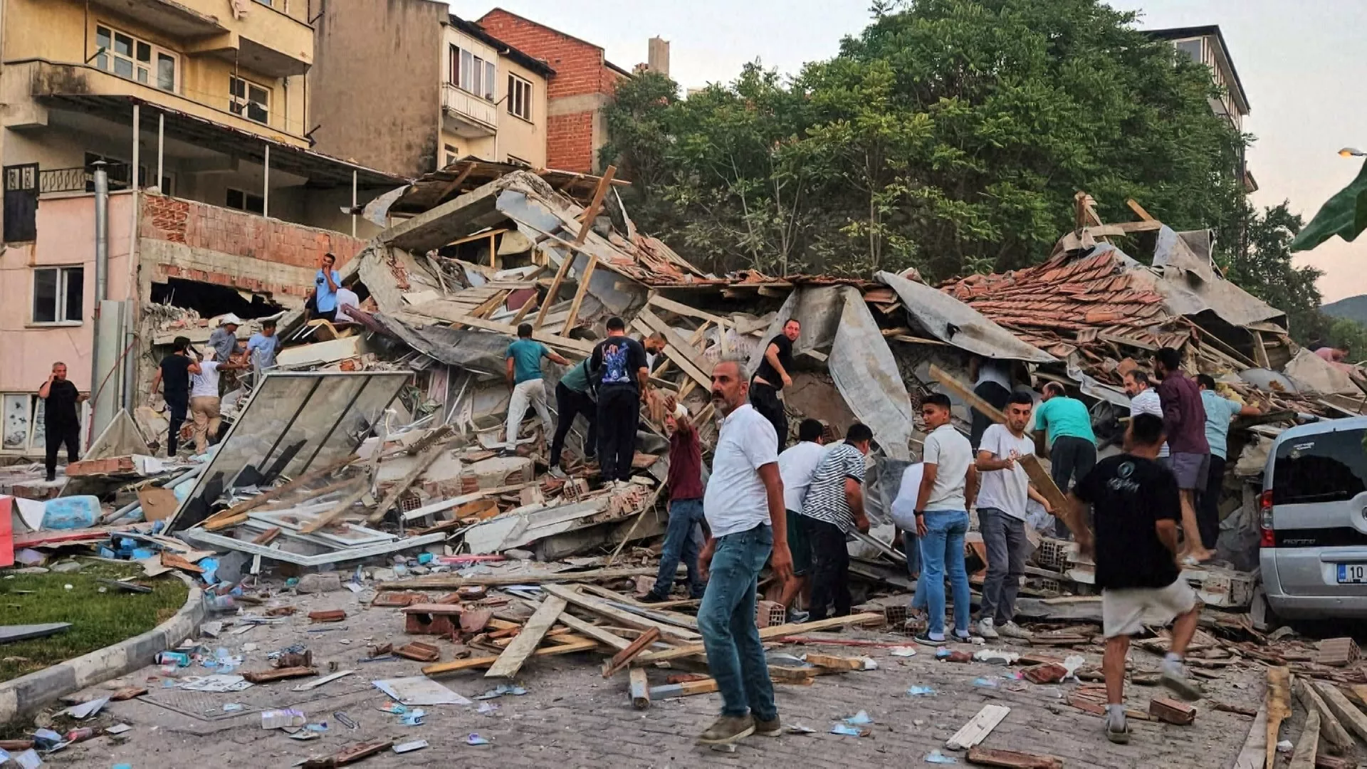 Gempa 6,1 SR guncang Turkiye, bangunan roboh, upaya penyelamatan berlanjut