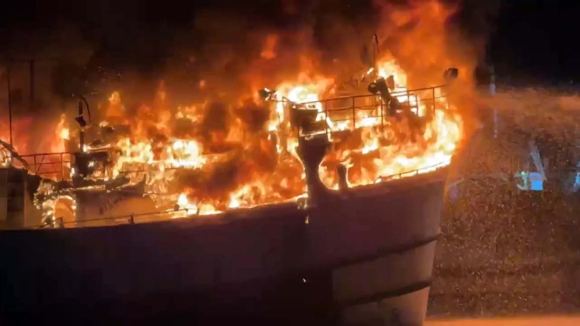 Kapal ikan di Pelabuhan Badouzi dilalap api, kapten dan ABK melompat ke laut