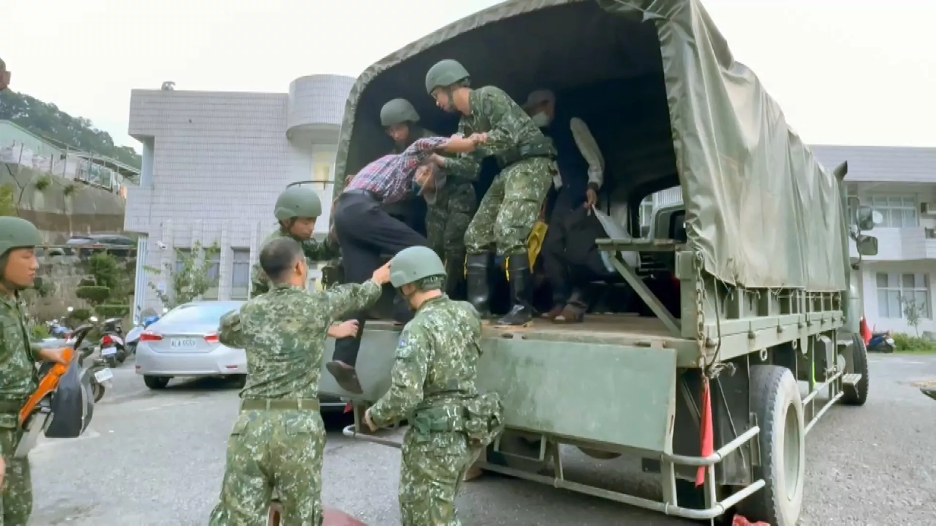 Antisipasi dampak taifun, 2.000-an warga di pegunungan Kaohsiung dievakuasi