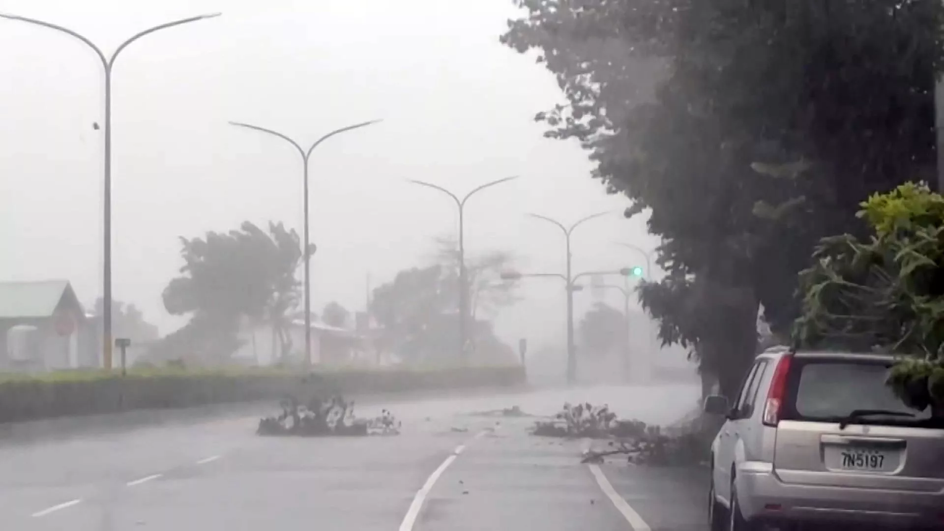 Bão Podul đổ bộ, gió giật mạnh gây thiệt hại cho Đài Đông