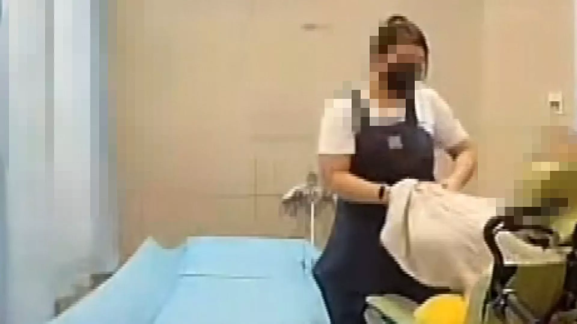 Buka siaran langsung saat memandikan lansia, perawat migran Filipina dipecat
