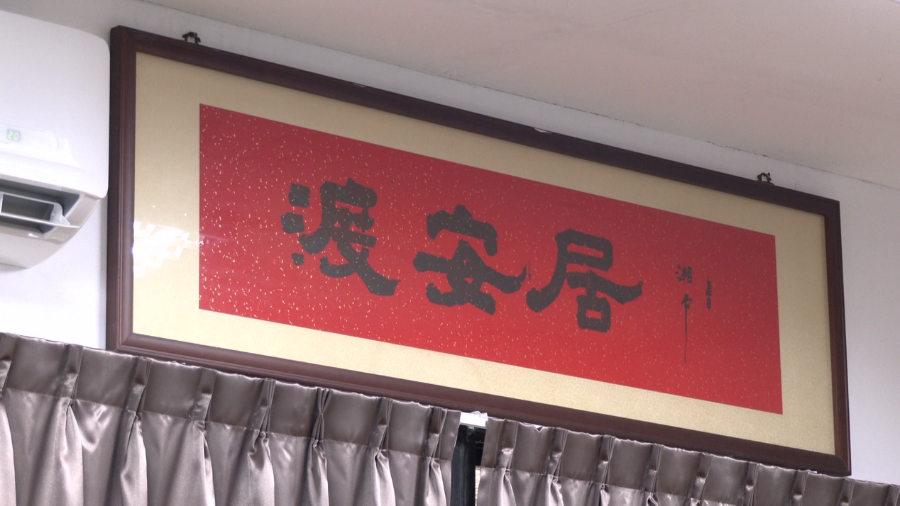 一張含有 牆, 室內, 簽名、標誌, 藝術 的圖片
自動產生的描述