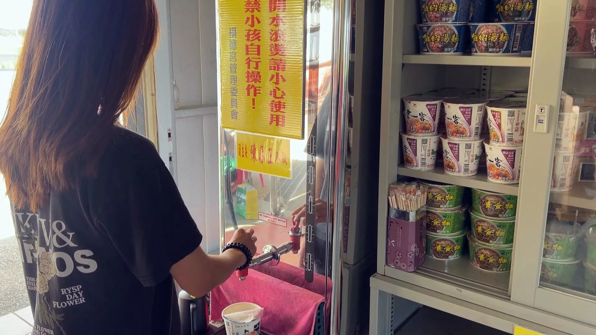 Miếu Thổ Công cung cấp mì gói miễn phí cho du khách 