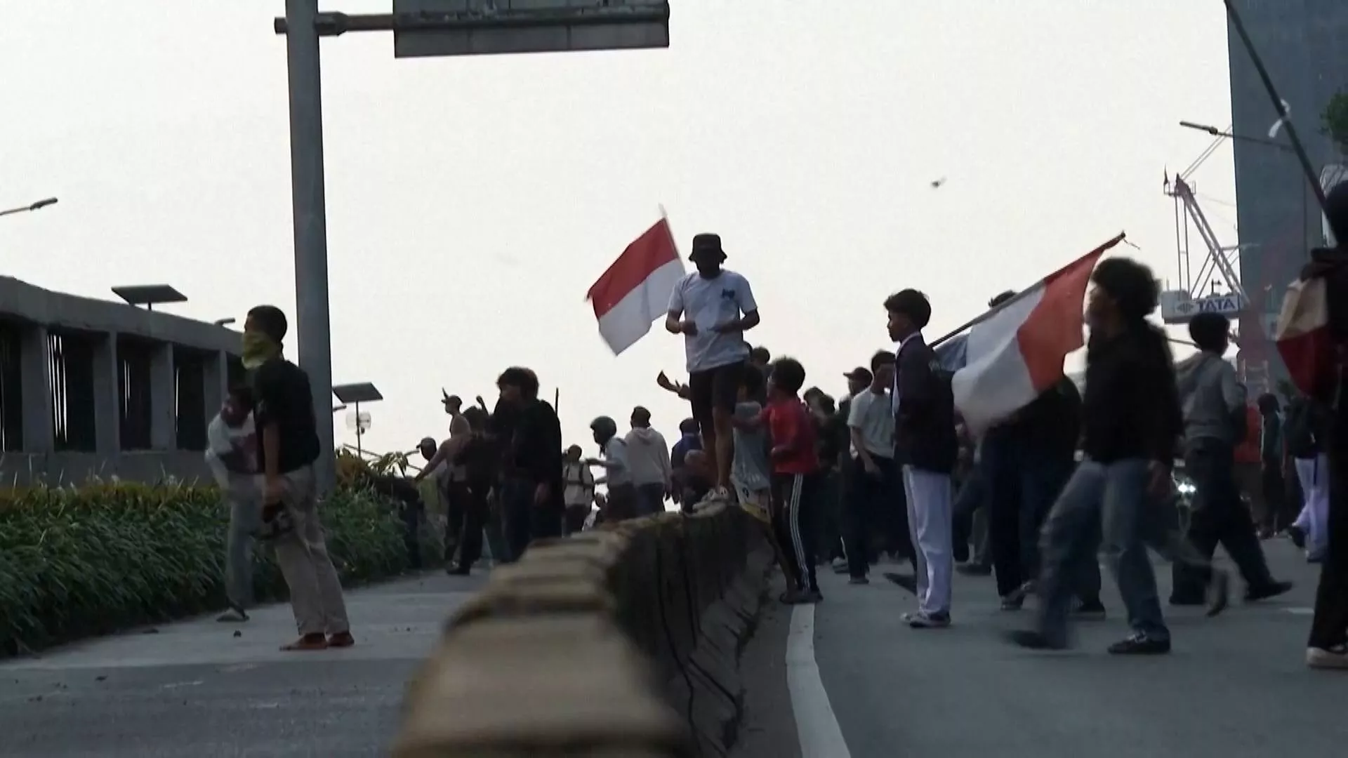 Tak puas dengan tunjangan tinggi anggota DPR, massa gelar aksi unjuk rasa 