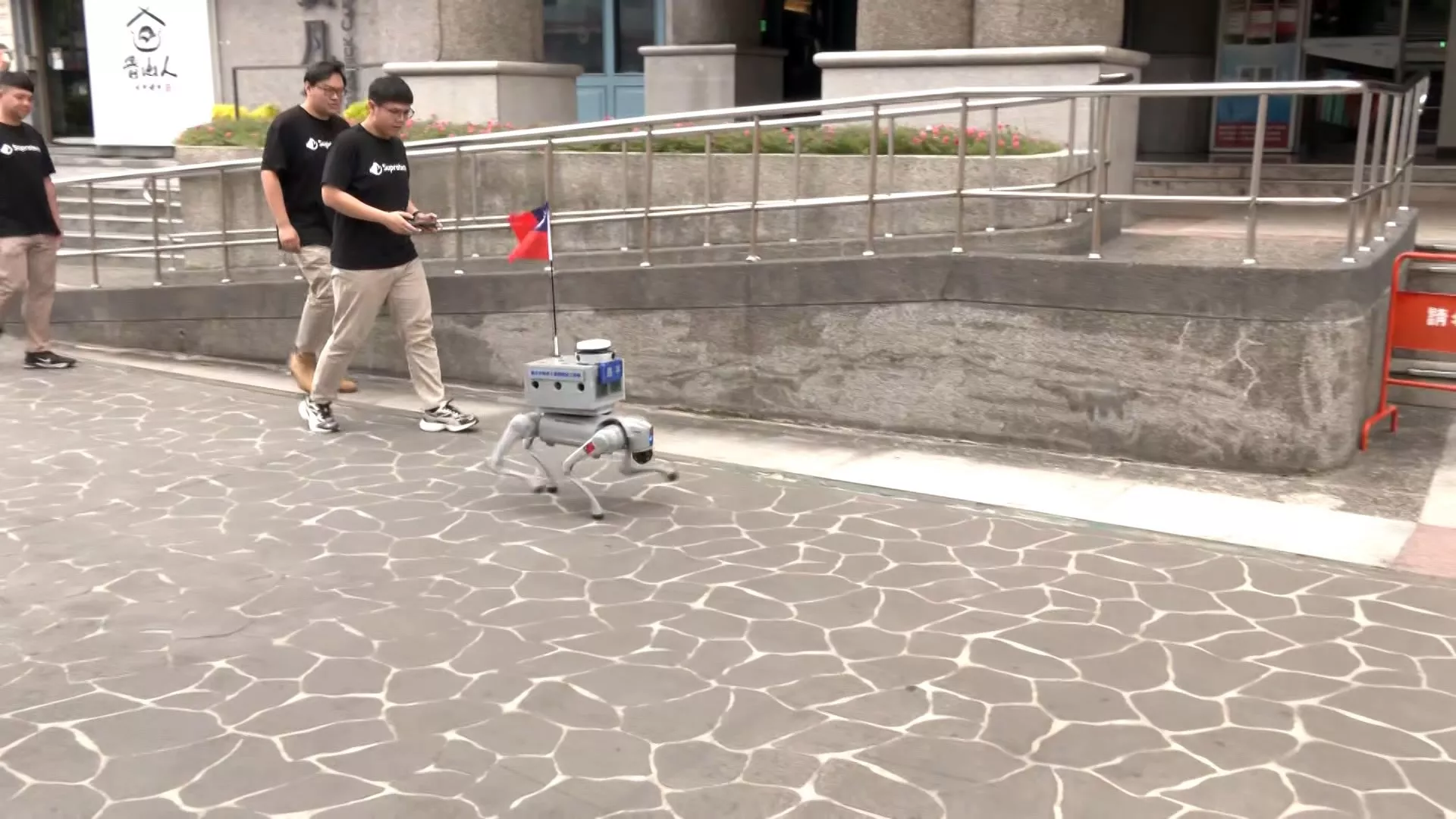 Pemkot Taipei perkenalkan robot anjing cerdas untuk berpatroli di atas jalan