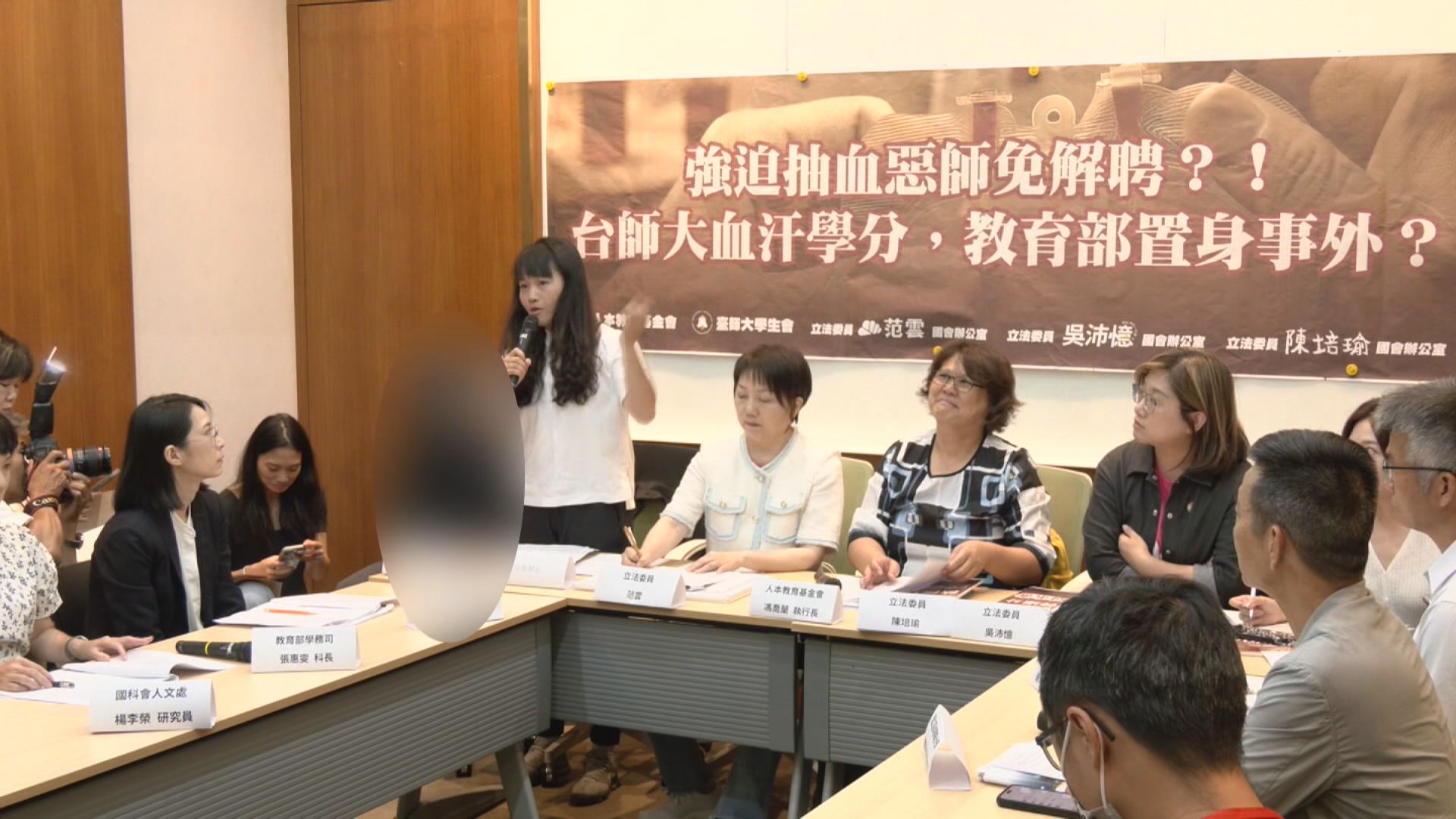 一張含有 服裝, 室內, 人員, 人的臉孔 的圖片
AI 產生的內容可能不正確。
