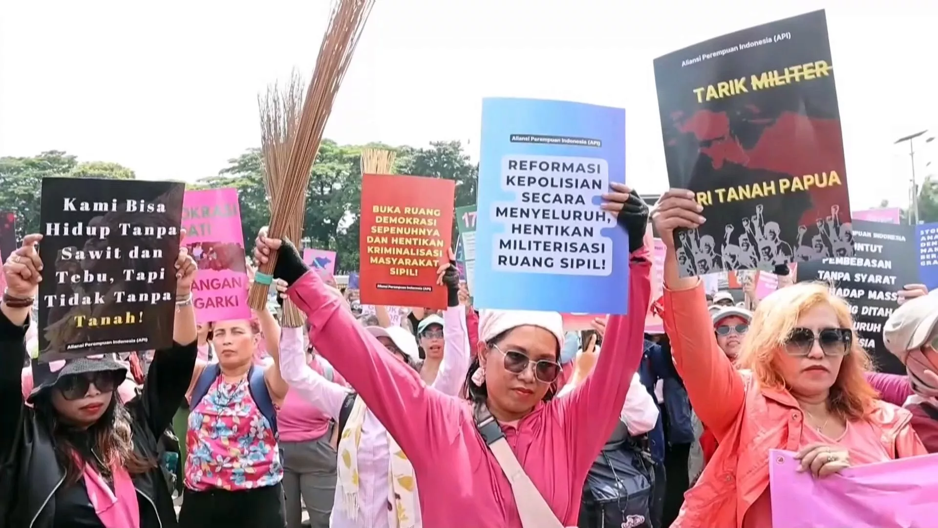 Kalangan wanita Indonesia bawa sapu lidi seiring dengan protes meluas