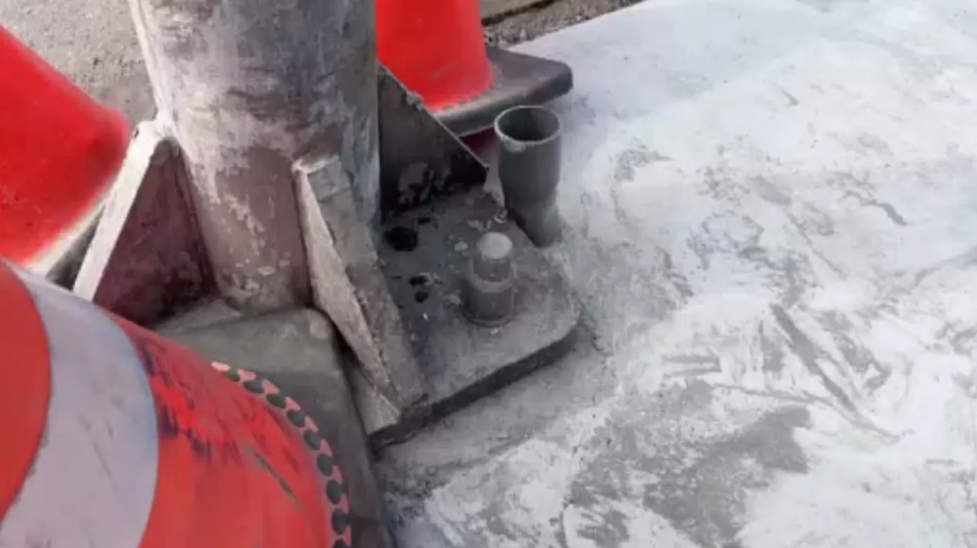 跋倒挵著路燈基座螺絲 民眾提案要求改善 