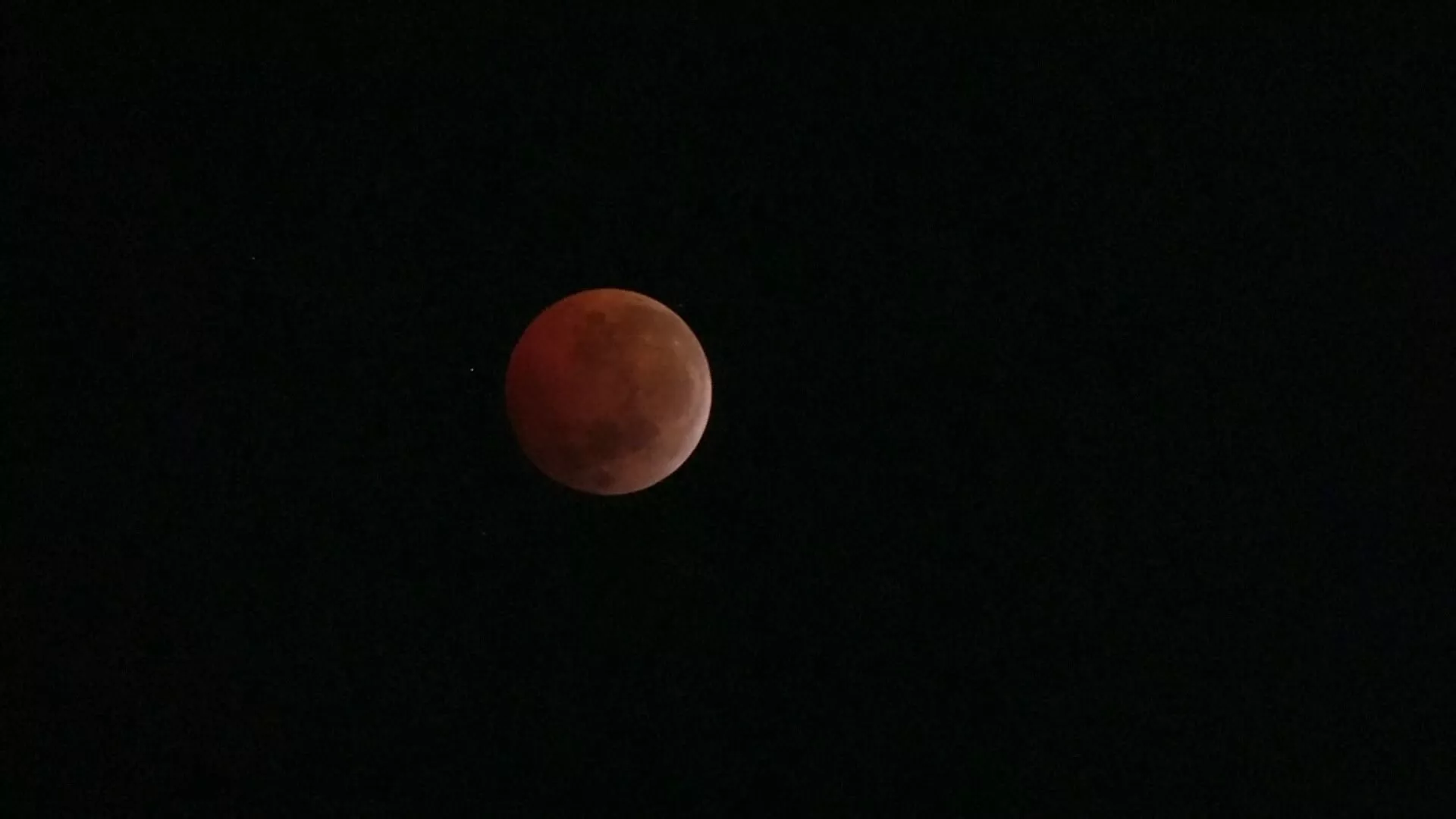 Fenomena astronomis global "Bulan Darah" menghiasi cakrawala malam
