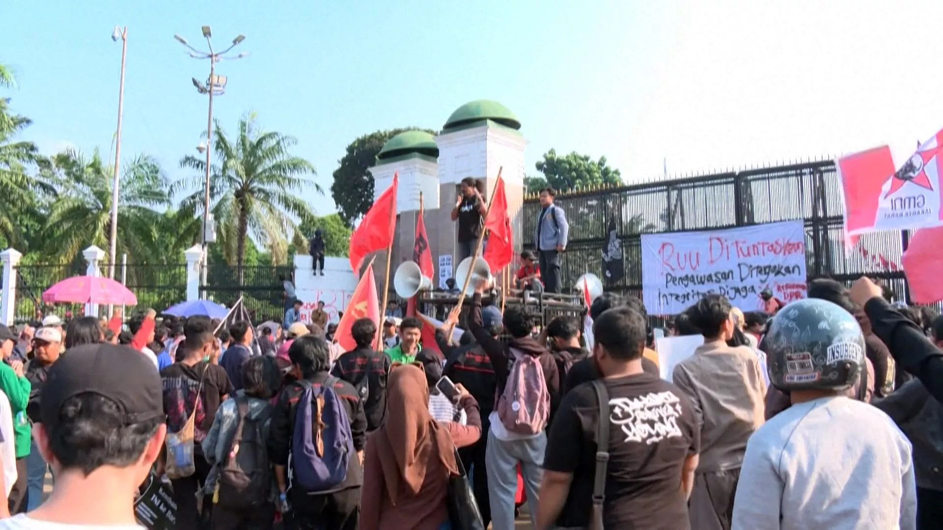 Komunitas Asia Tenggara pesan barang di Indonesia sebagai bentuk solidaritas