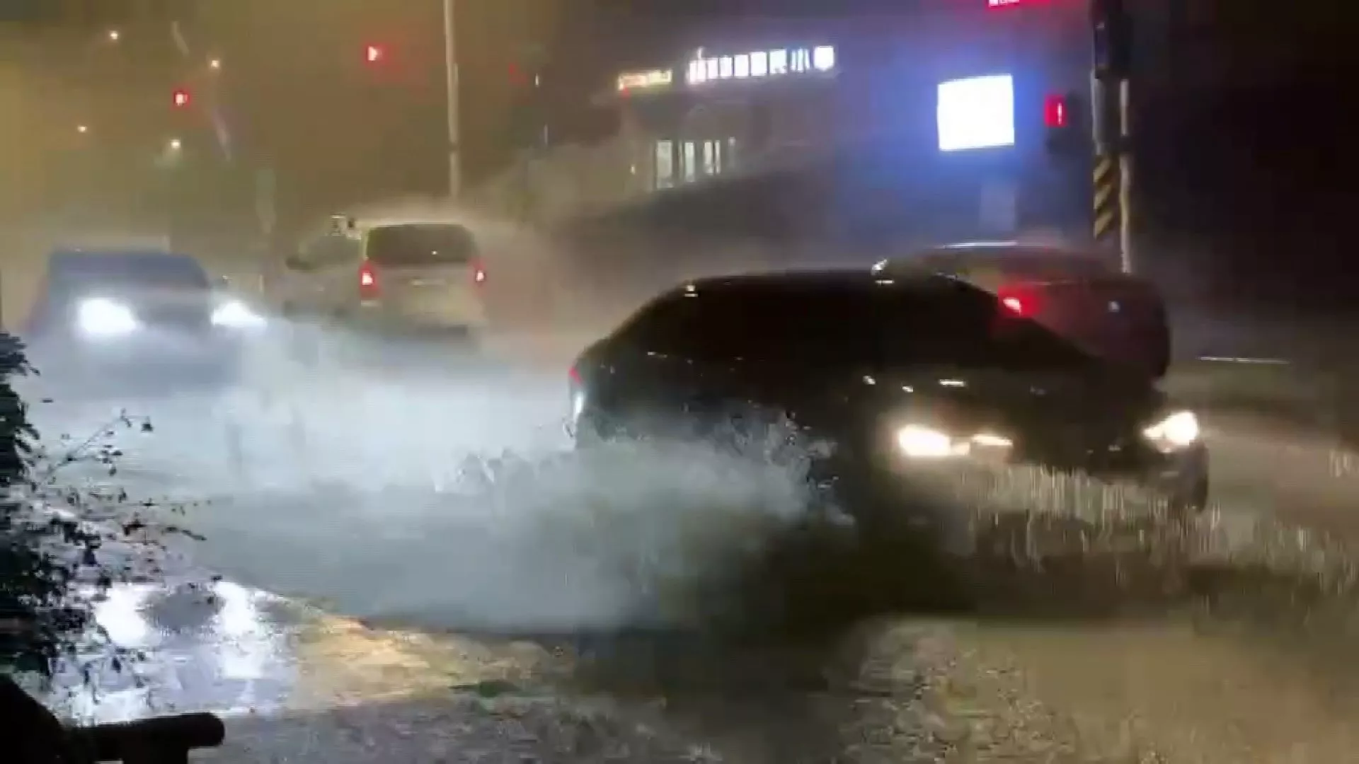 ฝนตกหนัก ต้นไม้ล้มทับคนขี่ จยย. เพดานสนามบินซงซานร่วง