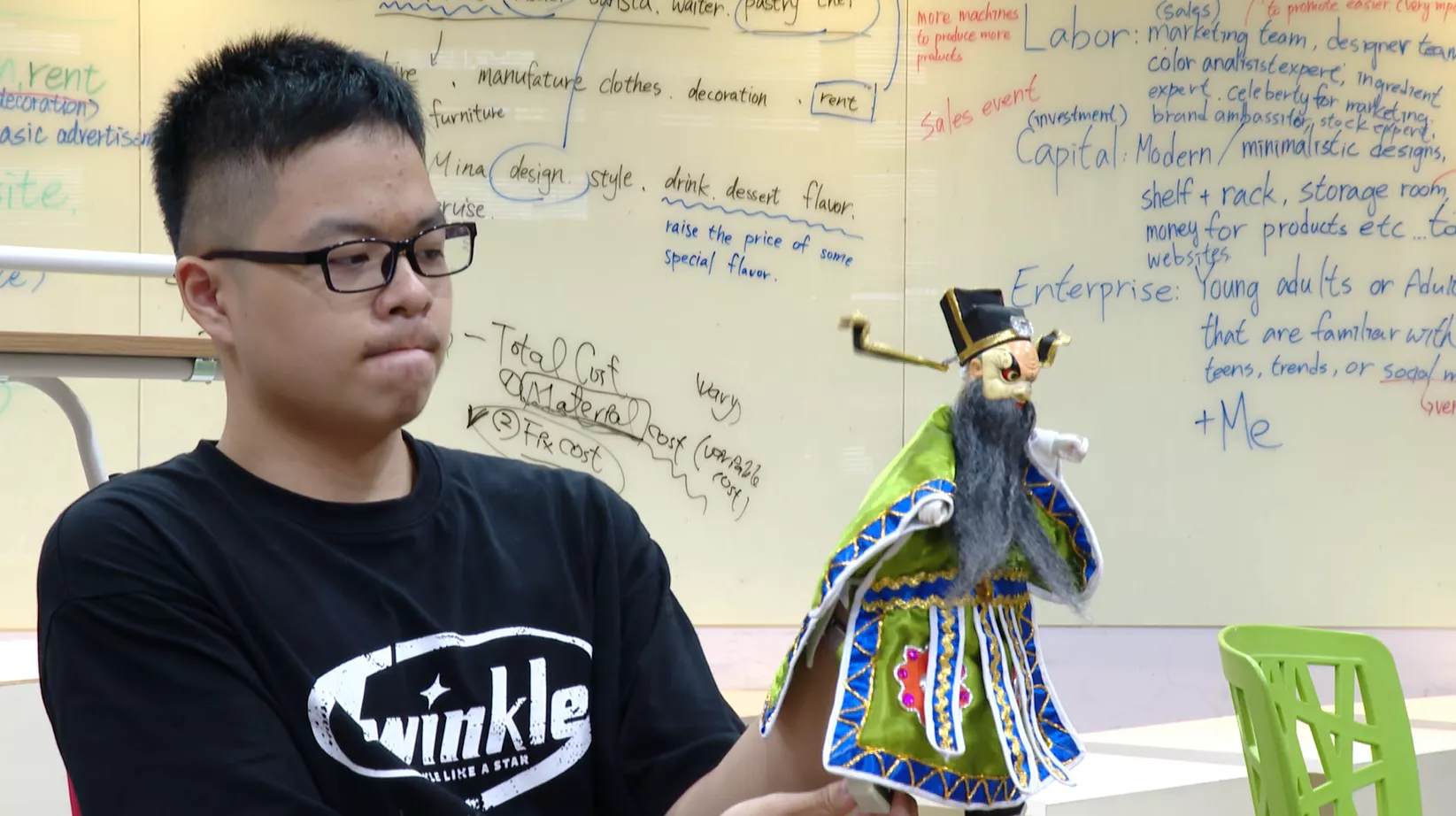 育成高中有學生下課搬布袋戲 網路引起轟動