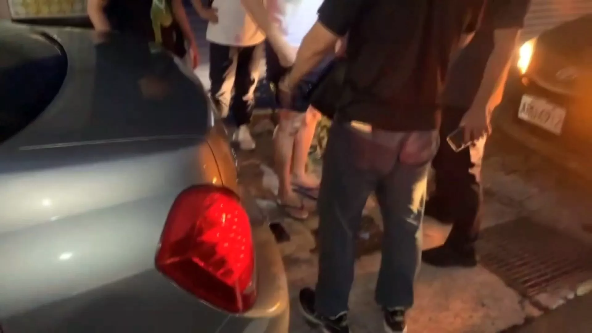 Hentikan penipu, keluarga korban tengkurap di kap mobil, pelaku akhirnya dibekuk