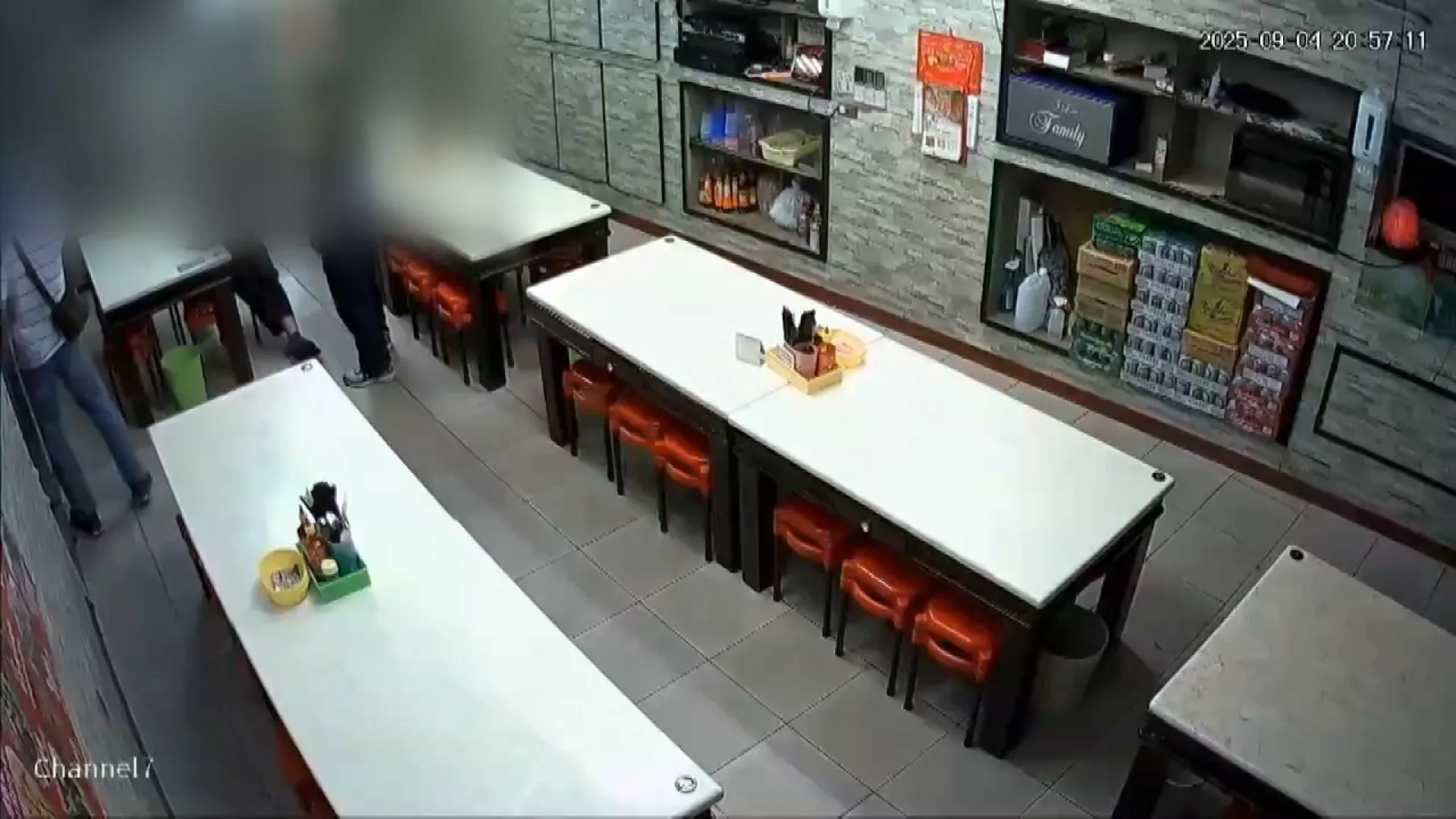 Gerebek restoran pho guna lacak kurir penipu, polisi mengejutkan perawat Vietnam 