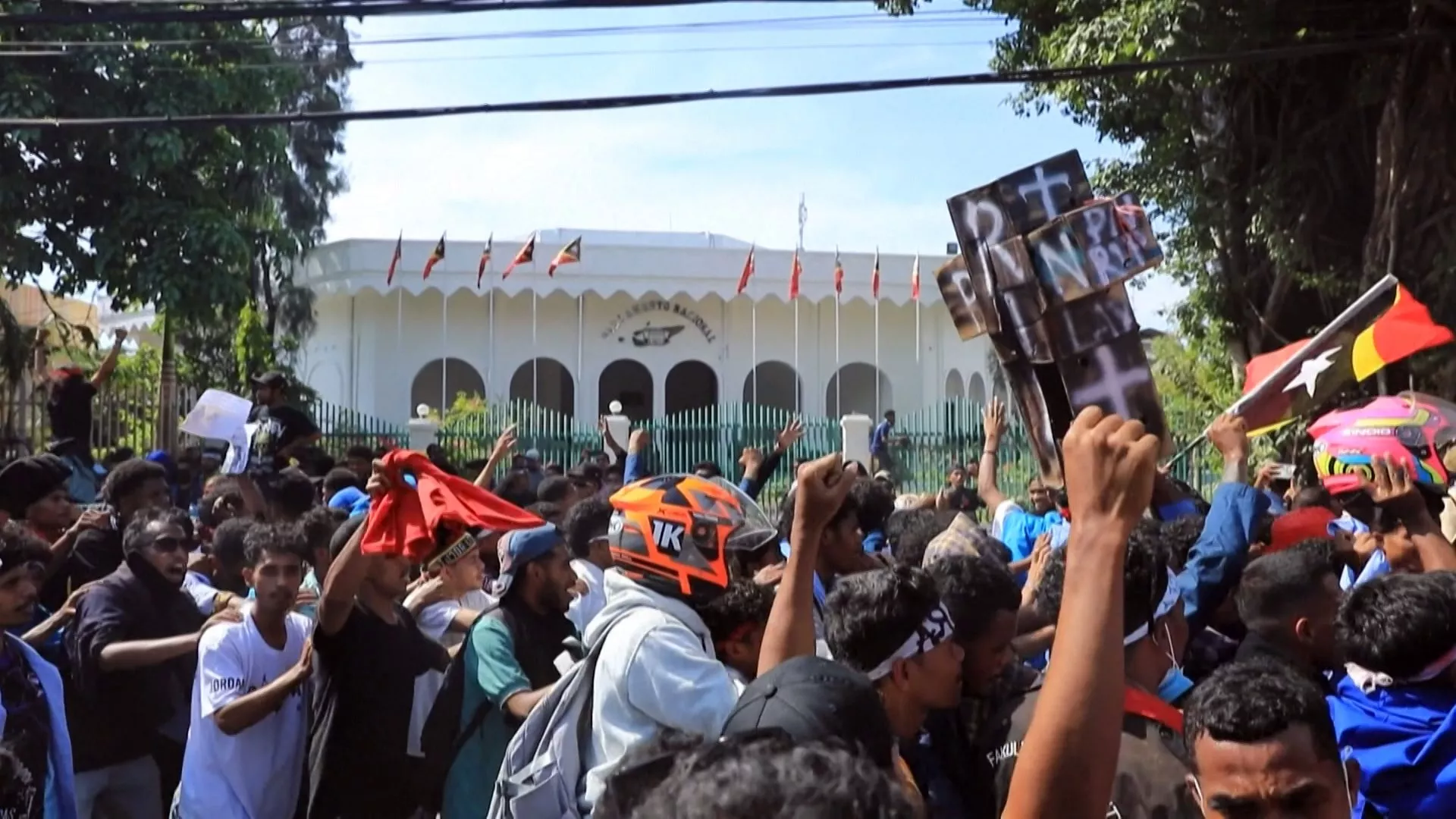 Mahasiswa Timor Leste protes anggota DPR beli mobil dinas dengan kas negara
