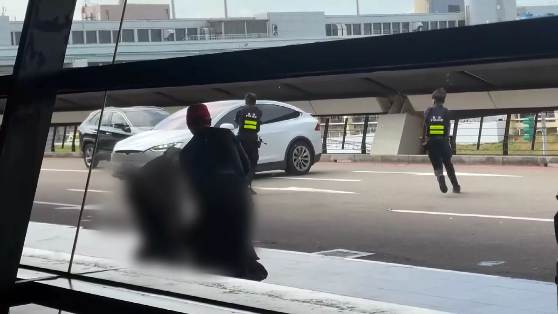 Tolak diperiksa, sopir angkutan liar ditangkap, polisi bandara tembak ban mobil 8 kali 