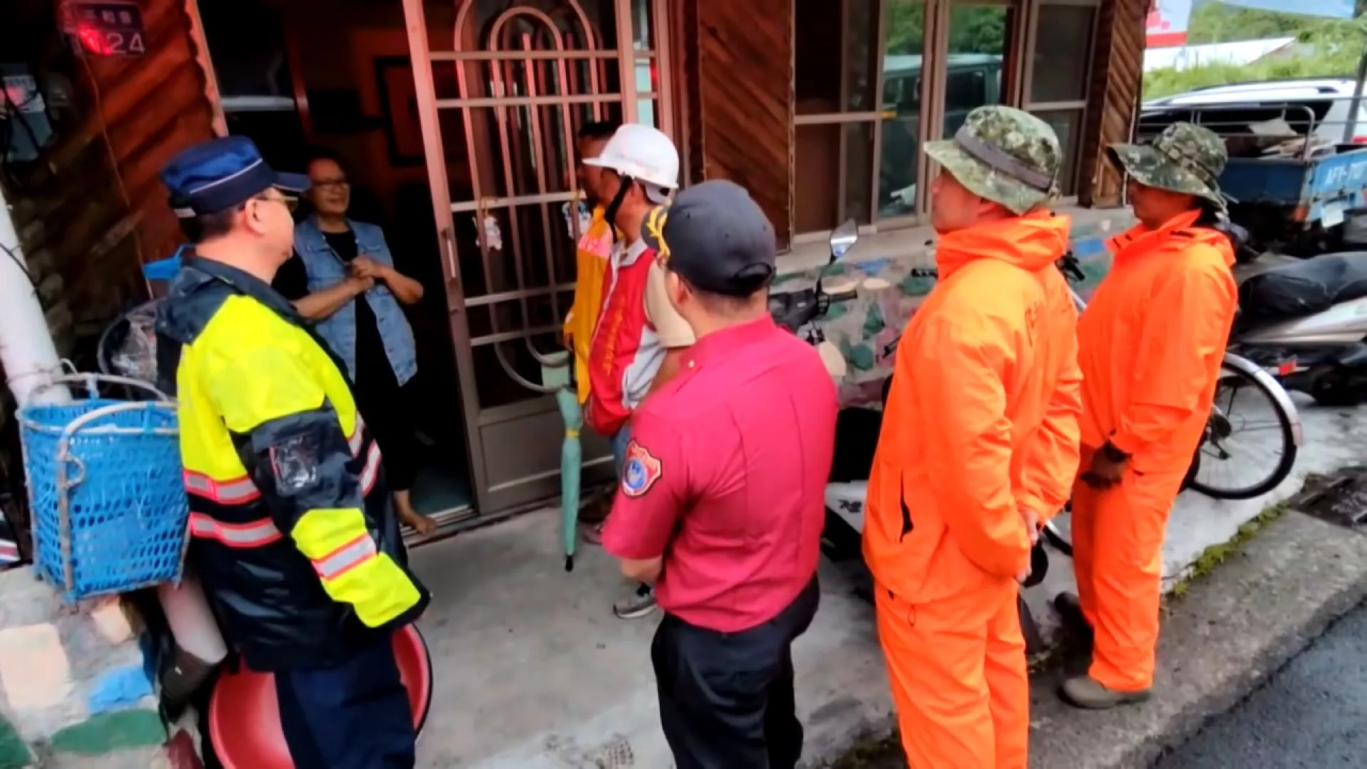 Dampak taifun membawa hujan lebat di Kaohsiung dan ombak besar di Hengchun 