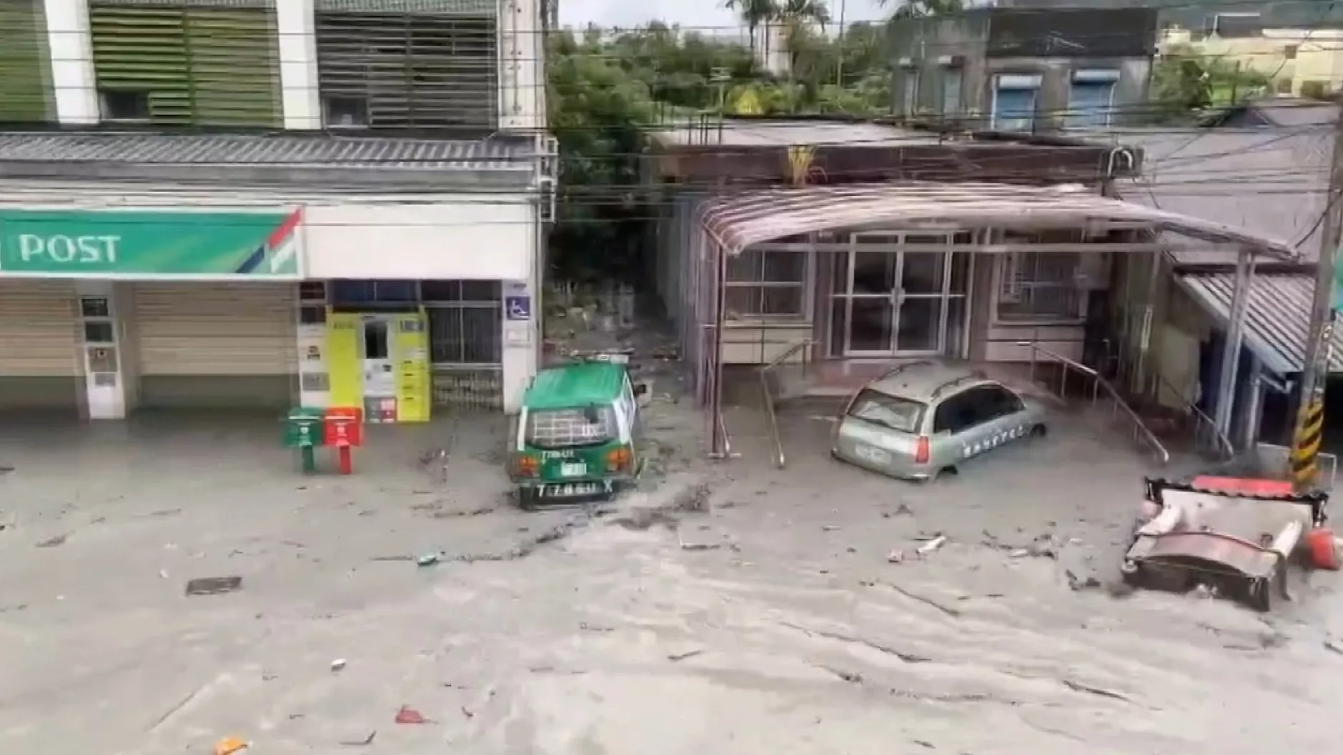สันกั้นทะเลสาบถล่ม น้ำพัดสะพานขาด ต.กวงฟู่เสียหายหนัก