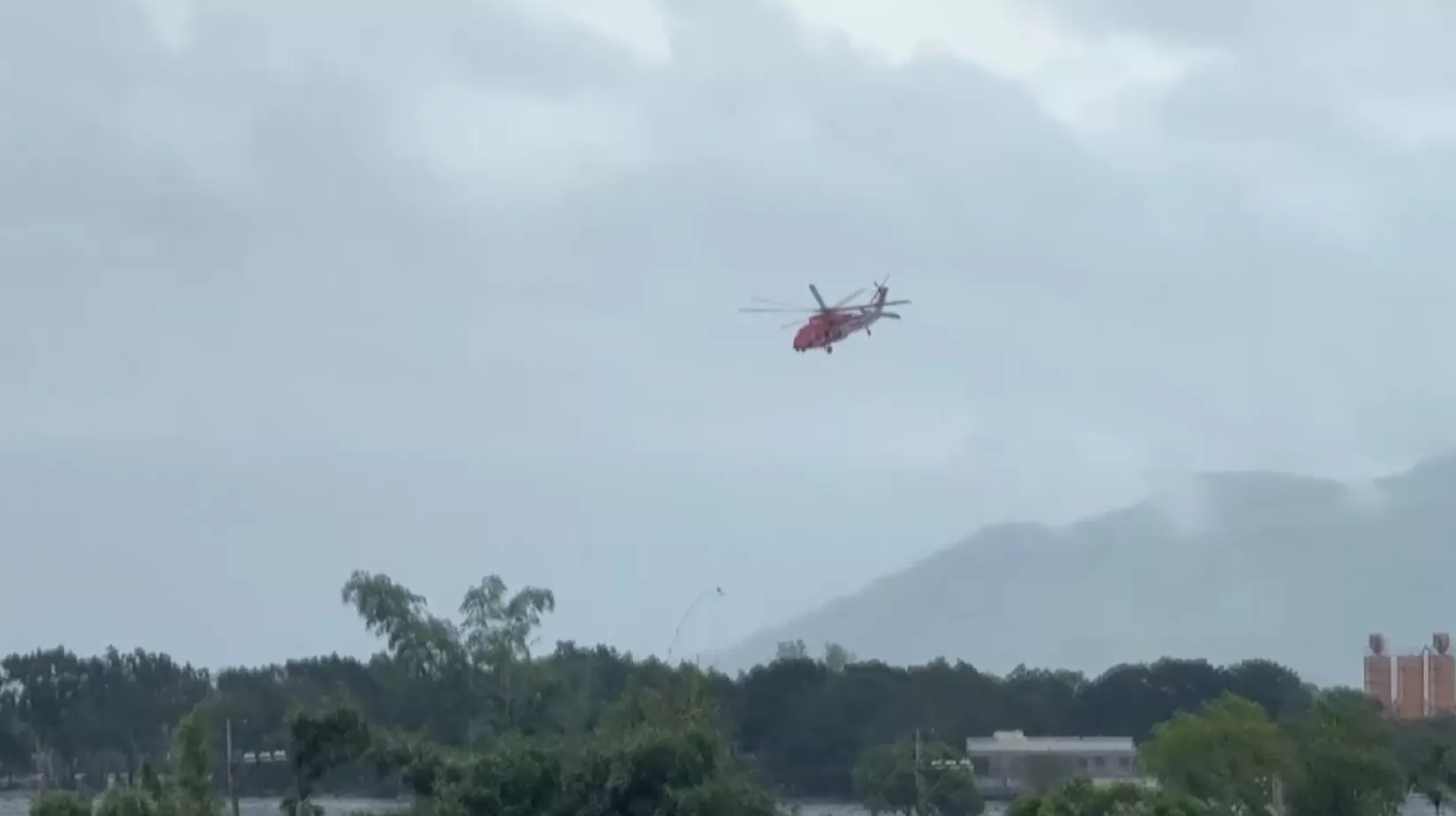 崩山湖損蕩光復鄉 空勤直升機、空翕機助救災