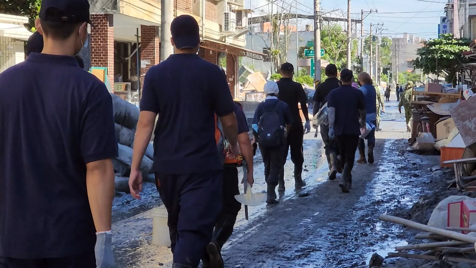 Tak sedikit relawan yang tetap menuju Hualien pasca liburan panjang 