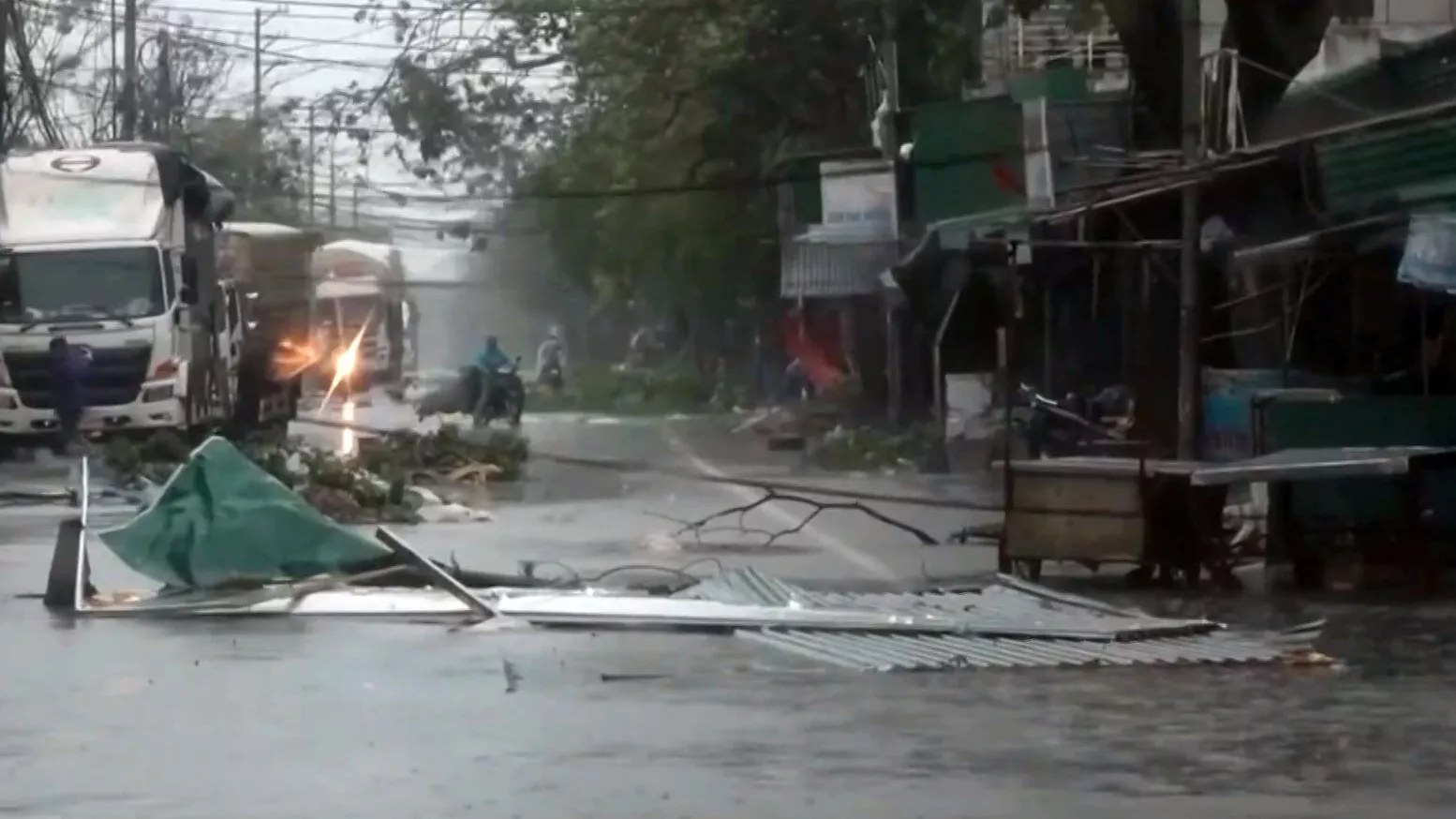 Bão Bualoi càn quét Việt Nam, ít nhất 19 người chết