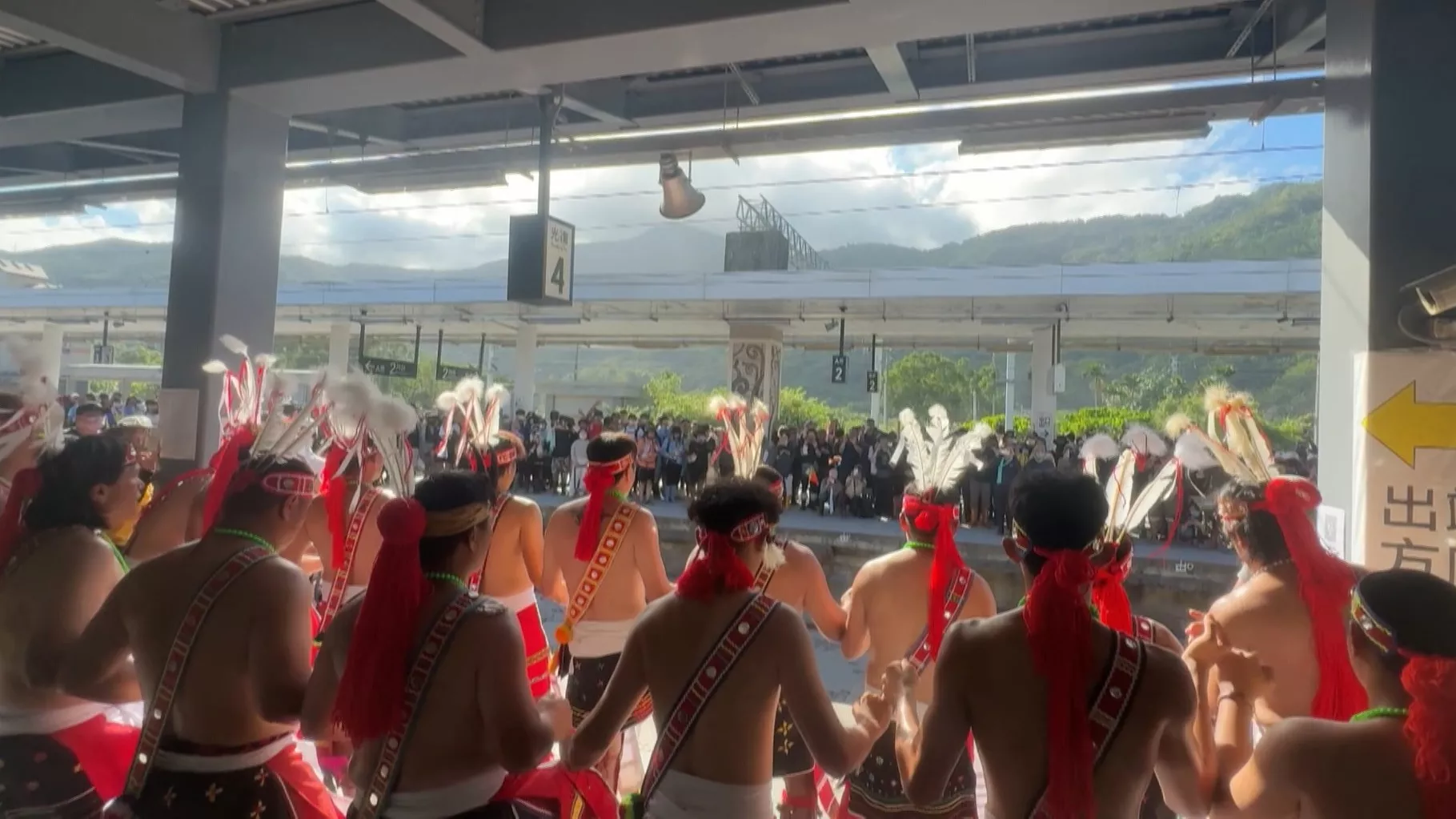 Para relawan upaya pemulihan tiba di Hualien, warga lokal persembahkan lagu