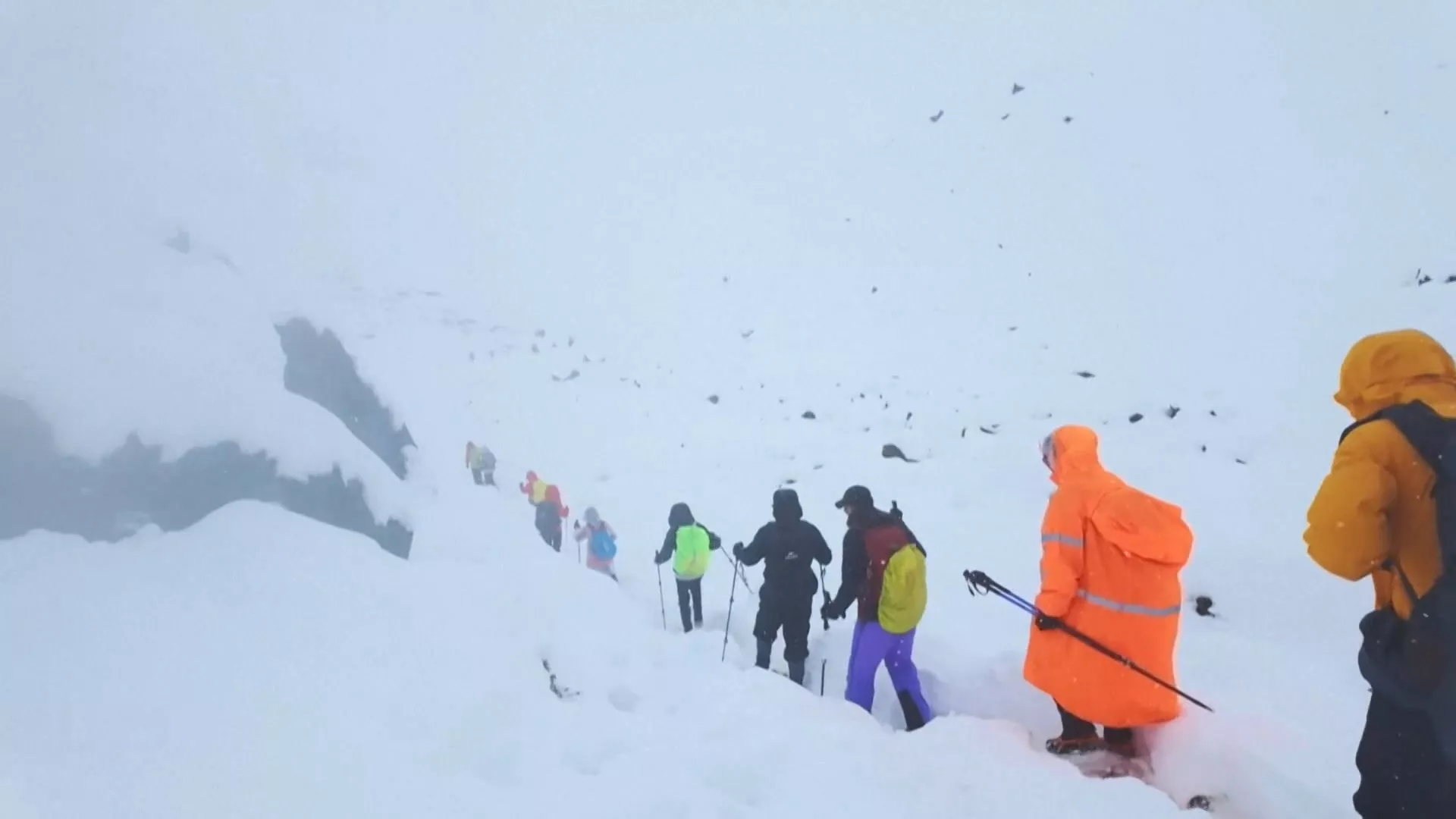 Ribuan pendaki Gunung Everest terjebak badai salju, Nepal dilanda hujan+longsor 