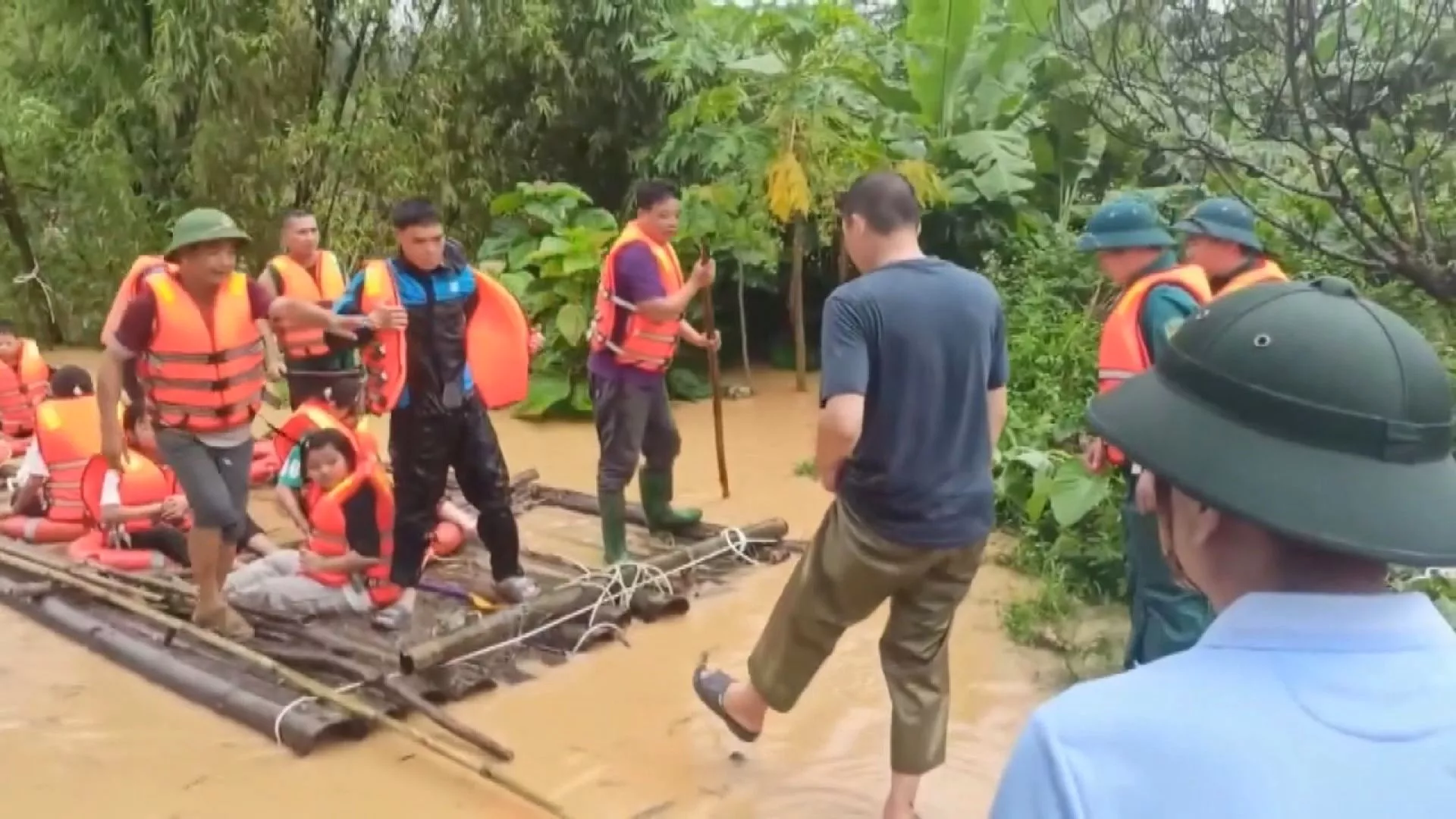 Bão Matmo tấn công, gây thiệt hại nghiêm trọng cho Bắc bộ Việt Nam