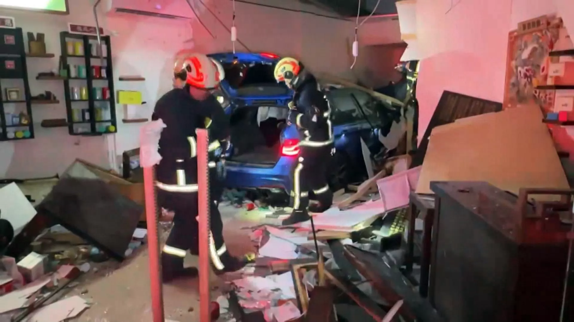 Mobil tabrak rumah warga di Taichung, mengakibatkan 1 tewas, 1 luka