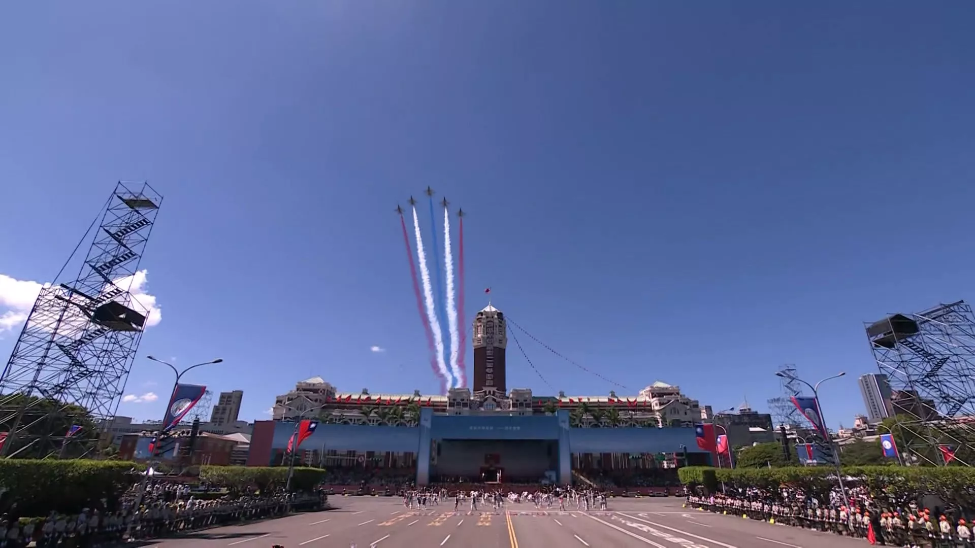 Upacara Hari Nasional R.O.C. tampilkan acara meriah di depan Kantor Presiden