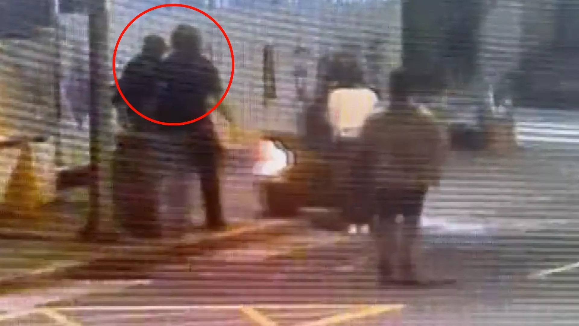 Pria di Distrik Songshan dicegat pejalan kaki saat hendak menarik lengan wanita