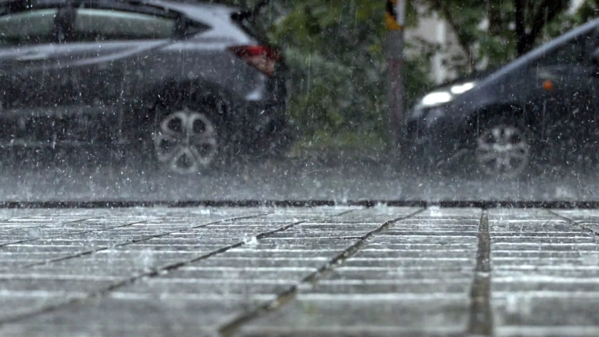 Efek taifun dan angin monsun timur laut membawa hujan lebat di wilayah utara
