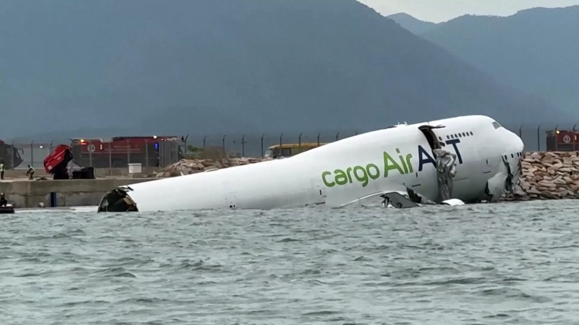 Jet kargo terjang keluar landasan pacu HKIA, tabrak mobil kru, tewaskan 2 orang