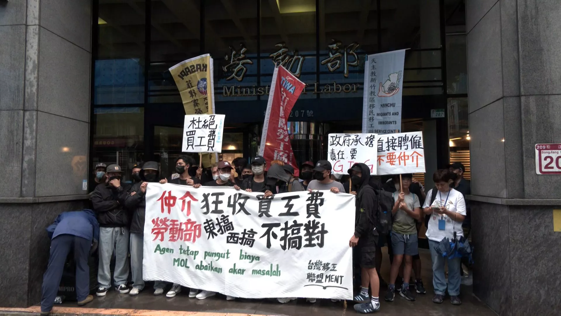 Cần chấm dứt nạn thu phí "mua việc" đang bóc lột lao động di trú