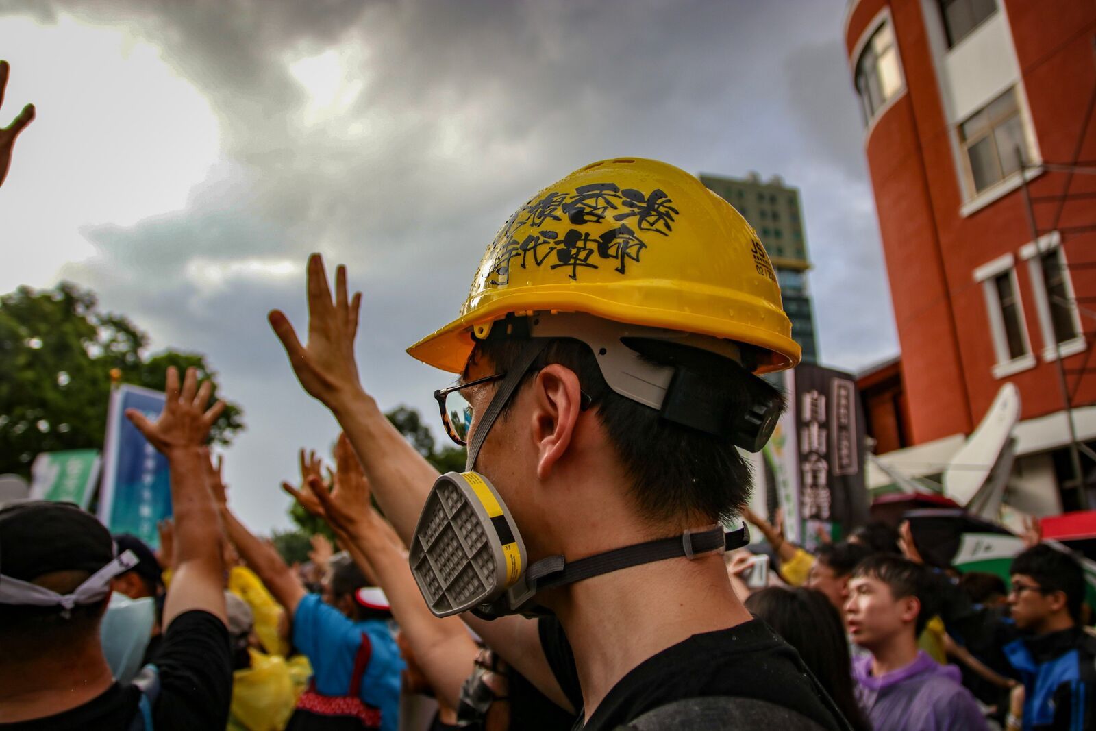 「對政府已經沒有希望⋯⋯不如我離開」  這些出走台灣仍然蒙臉的港青