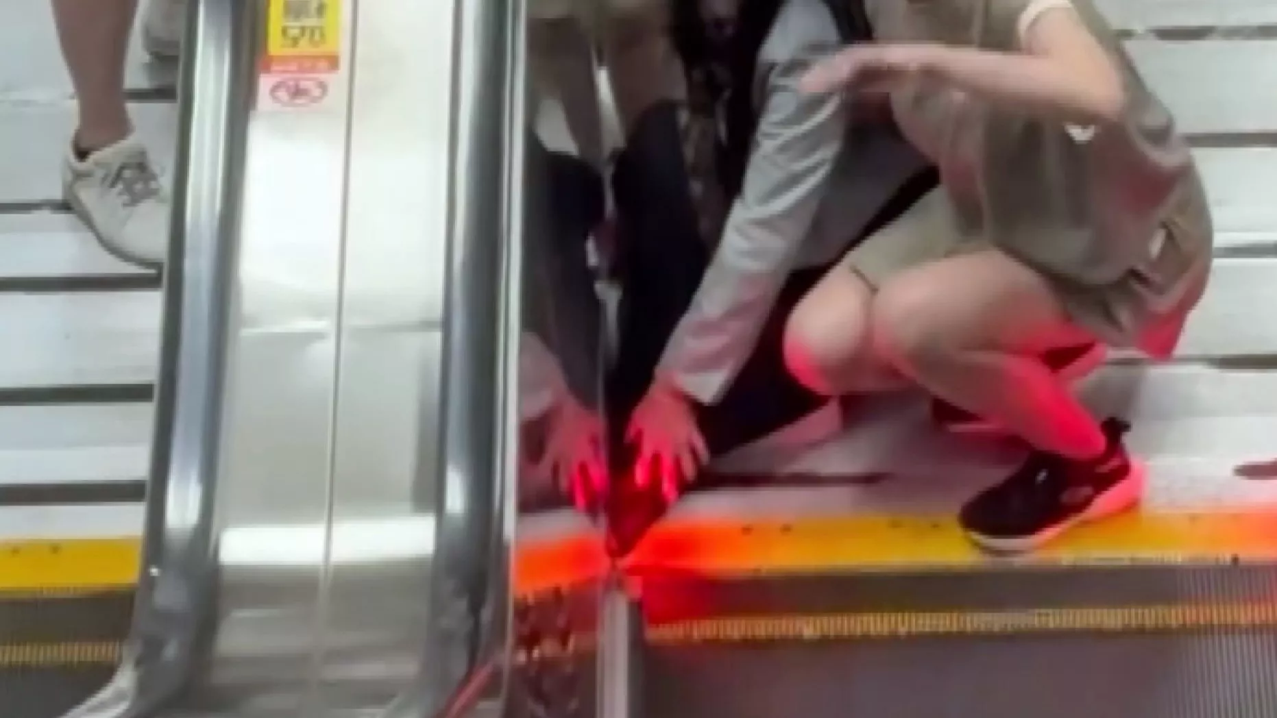 Pengguna eskalator MRT perlu waspadai rok panjang dan sepatu karet