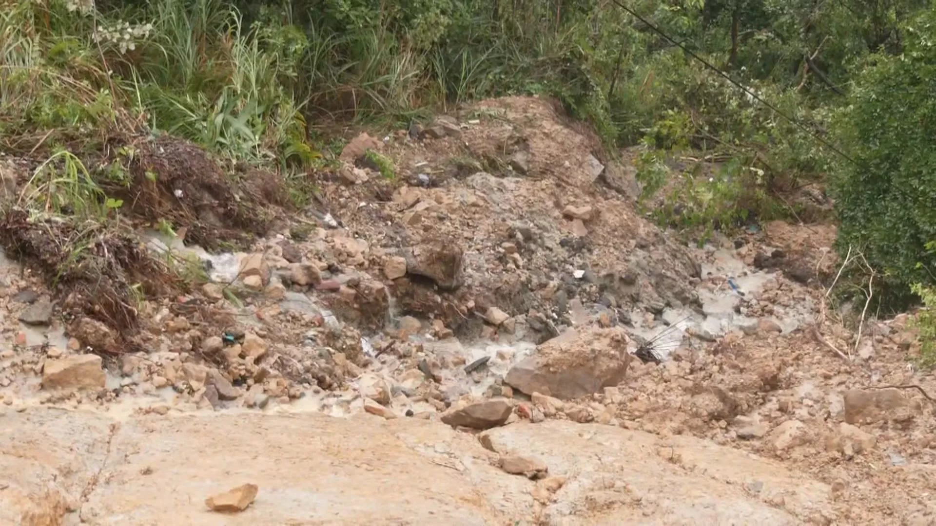 Hujan lebat guyur Taipei+New Taipei, longsor terjadi di Distrik Wenshan dan Xizhi