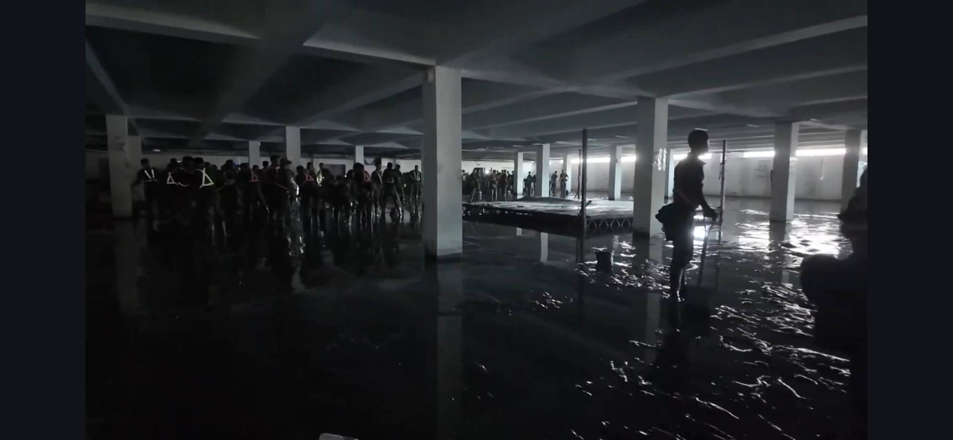 一張含有 黑色, 黑與白, 光線, 天花板 的圖片

AI 產生的內容可能不正確。