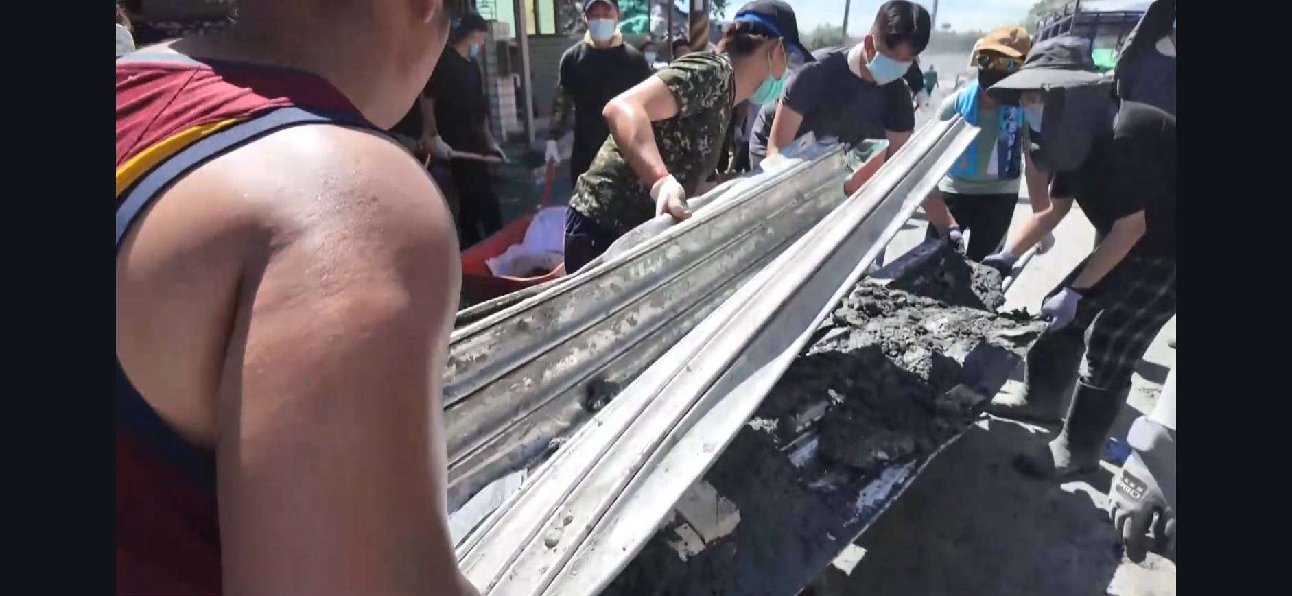 一張含有 人員, 男人, 服裝, 戶外 的圖片

AI 產生的內容可能不正確。