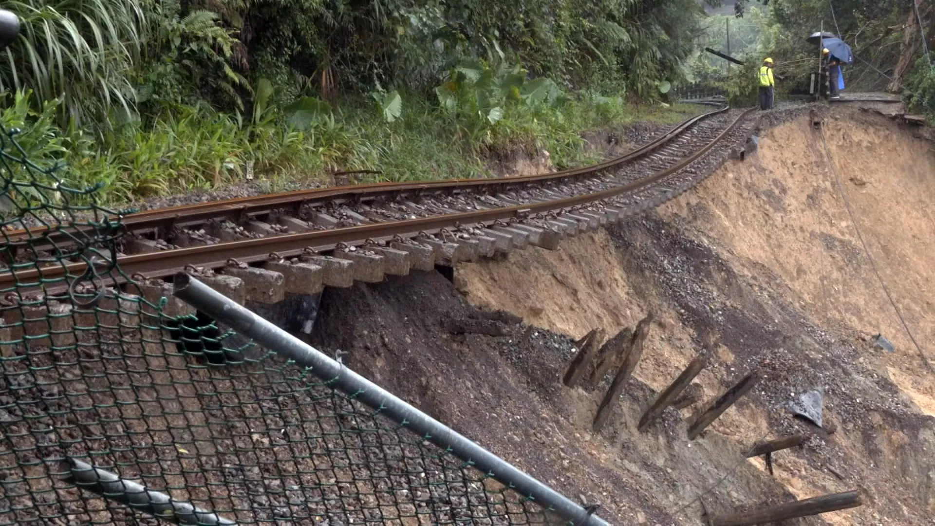 Đường ray tuyến xe lửa Pingxi "treo lơ lửng" vì sạt lở đất đá