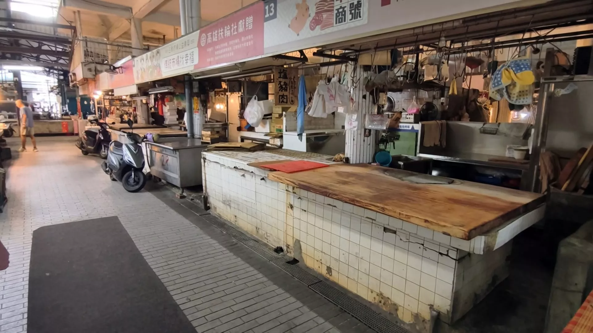 Larangan distribusi/penyembelihan babi diperpanjang, pedagang jual menu lain