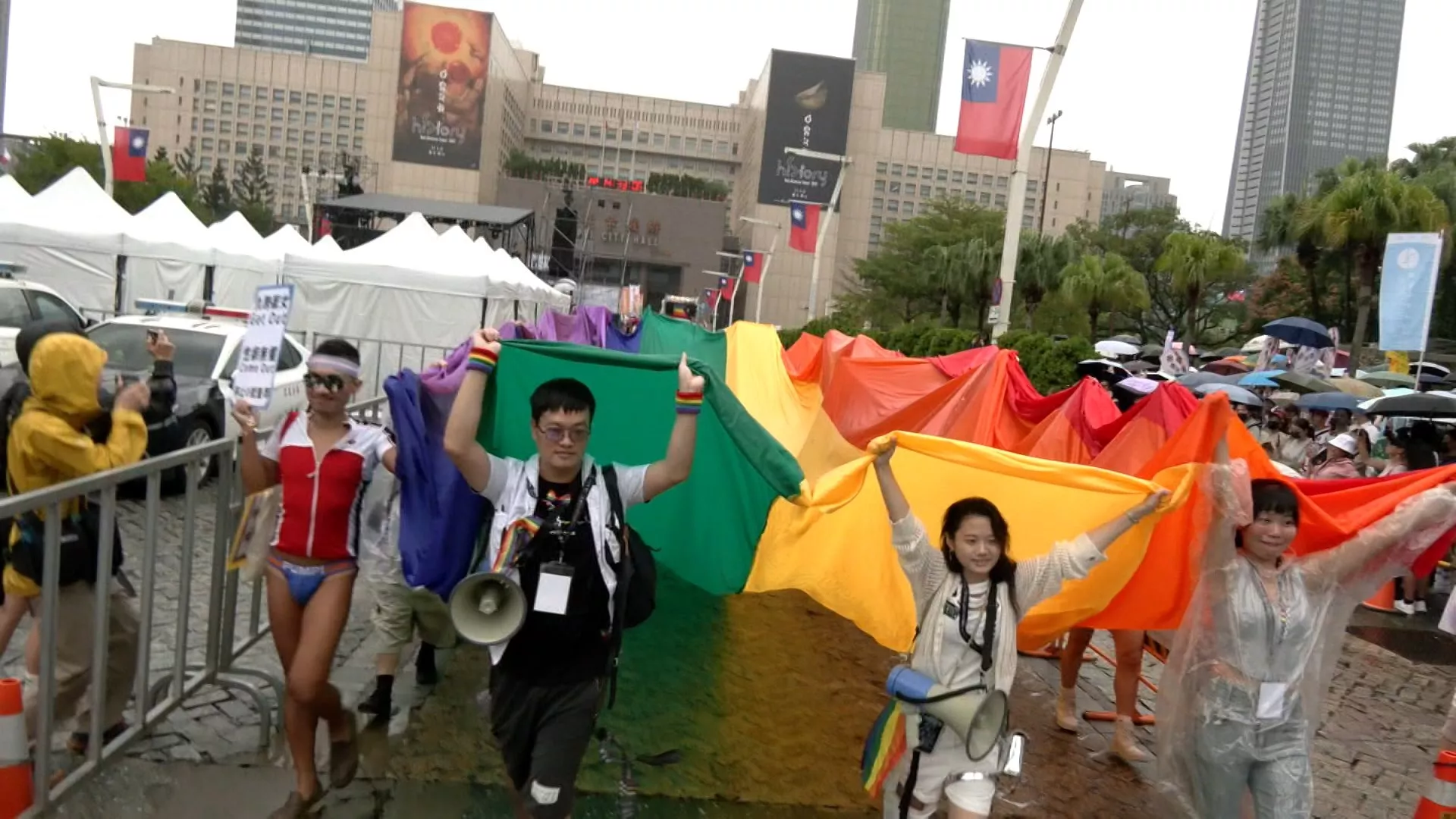 Cuaca sejuk basah tak surutkan kemeriahan dan antusiasme parade LGBTQ Taiwan