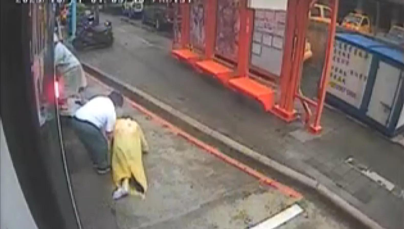 身障者欲坐公車煞佇塗跤爬 司機共抱上車